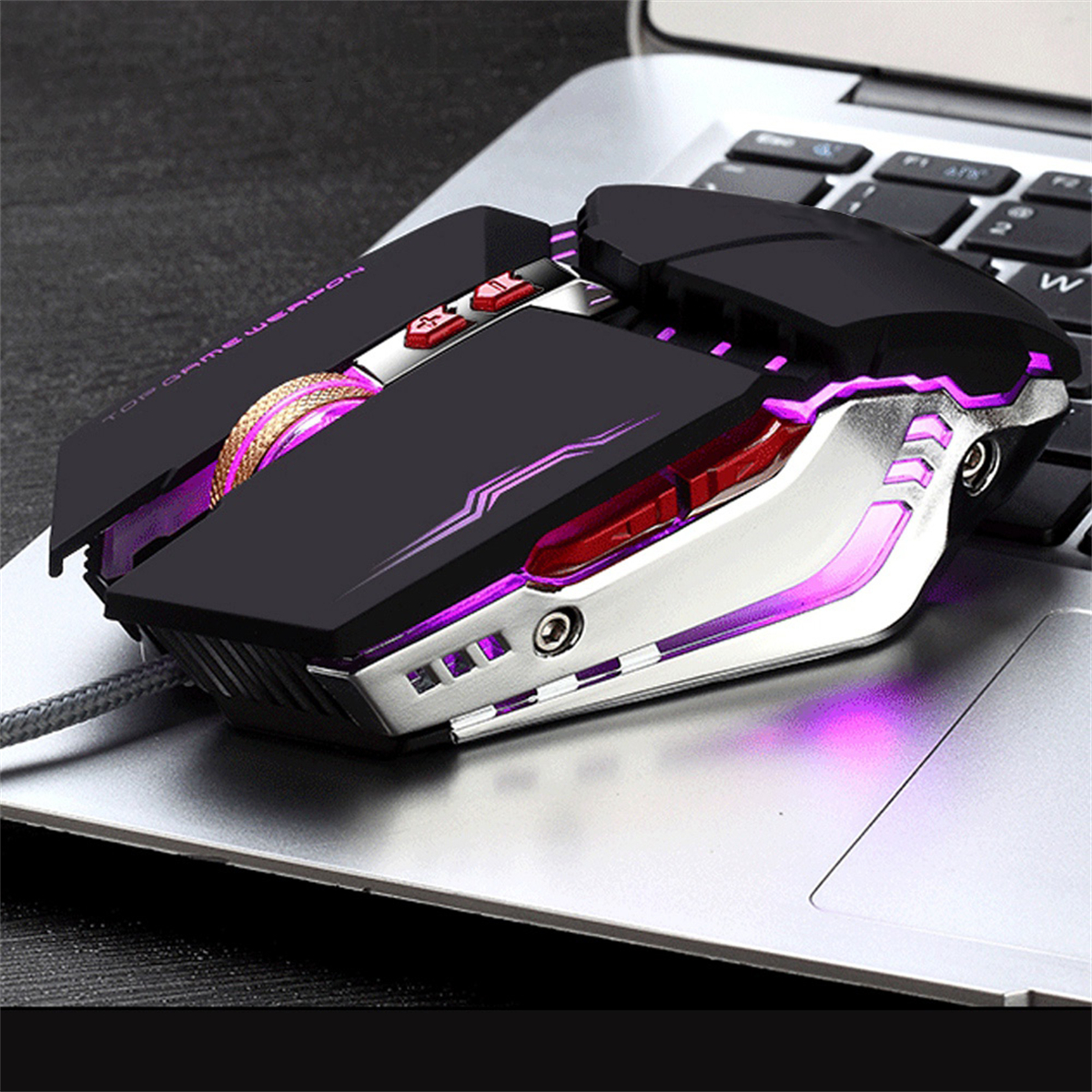 Gaming-Maus mit schwarzem und silbernem Design, mit lila Beleuchtung.