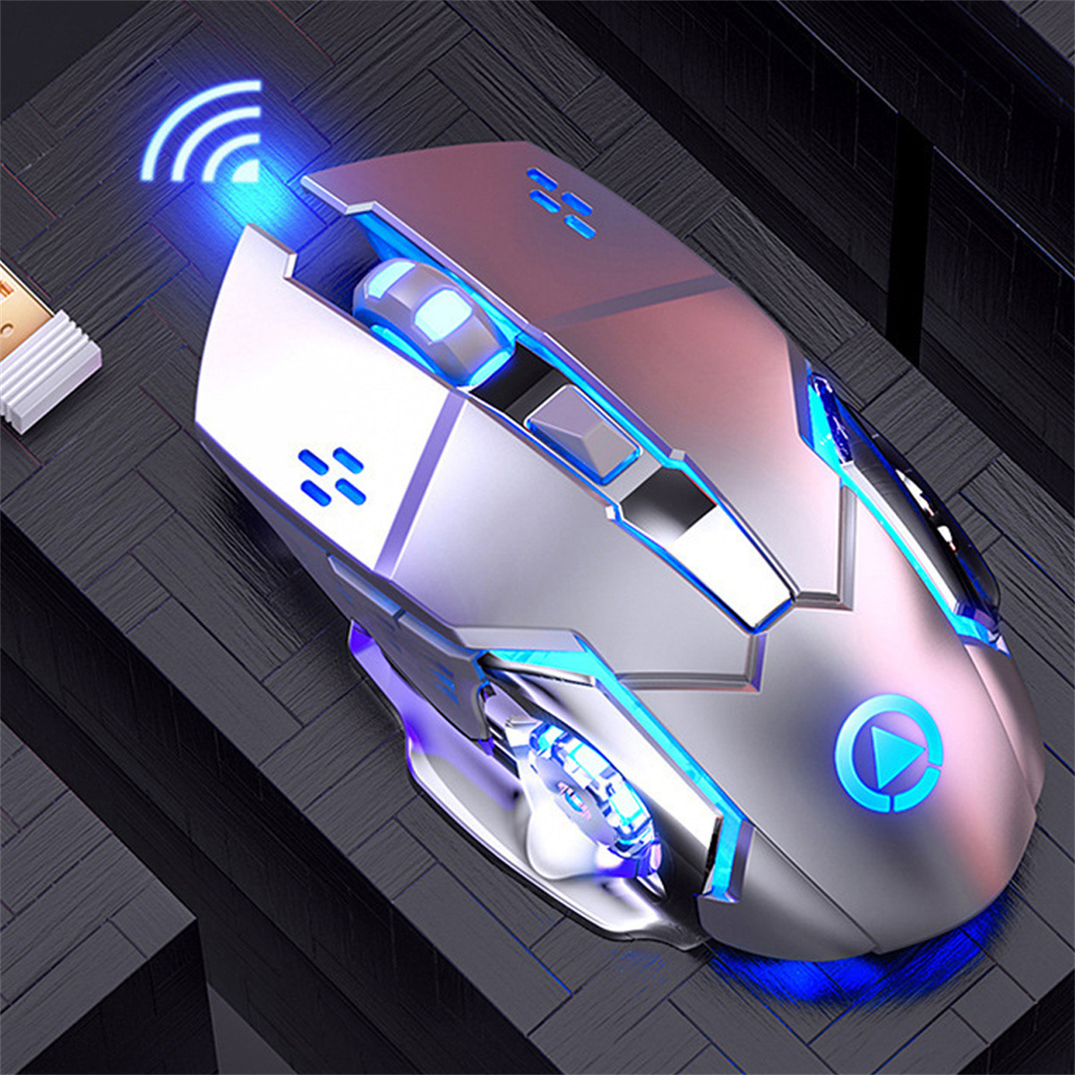 Eine silberne und blaue Gaming-Maus auf einer schwarzen Oberfläche. Sie hat LEDs und Tasten.