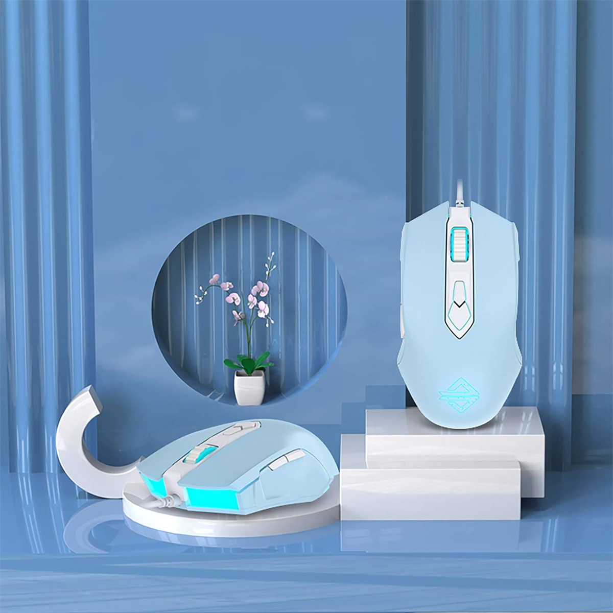 Zwei blaue Computermäuse, eine auf einem Ständer, die andere am Boden. Blauer Hintergrund, weiße Akzente und Dekoration.