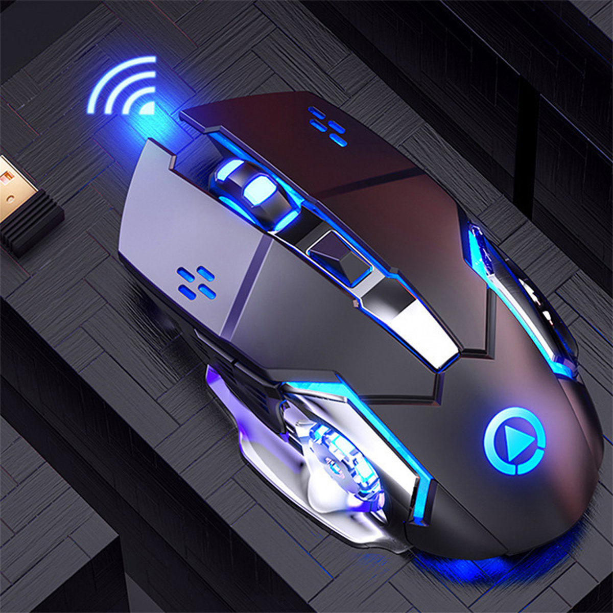 Schwarze und silberne Gaming-Maus mit blauen Lichtern, verbunden mit USB-Empfänger.