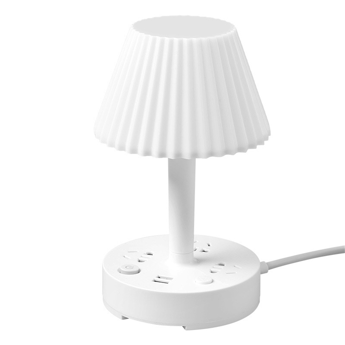 Weiße Tischlampe mit plissiertem Schirm und Steckdosenfuß.