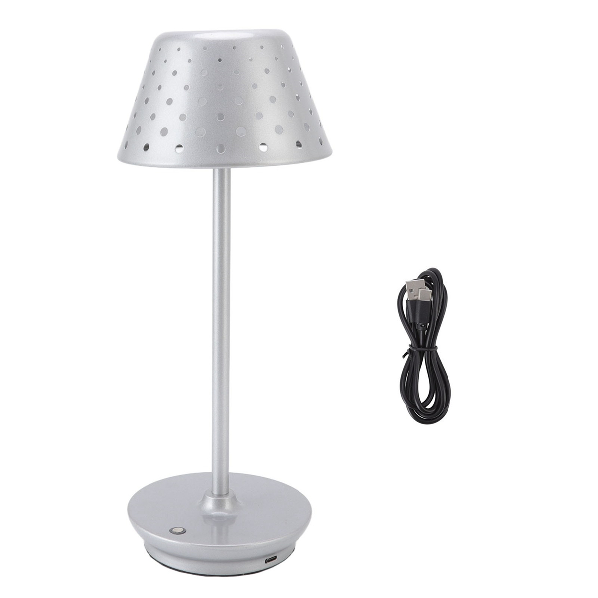 Eine silberne Lampe mit perforiertem Lampenschirm, einem Ständer und einem schwarzen Kabel. Der Hintergrund ist weiß.