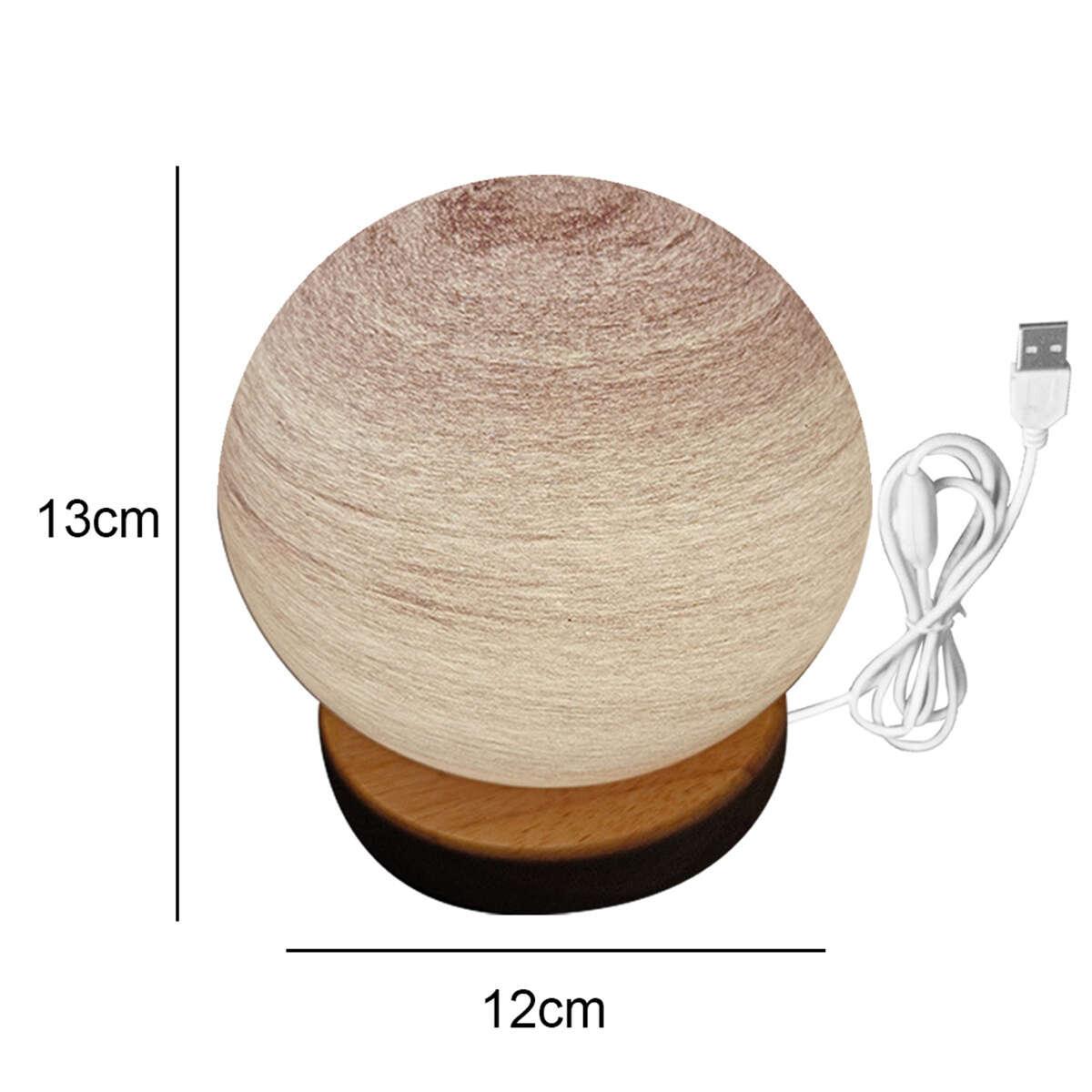 Ein Holzsockel mit einer runden, strukturierten Lampe. Die Lampe ist cremefarben und braun, mit USB-Kabel.