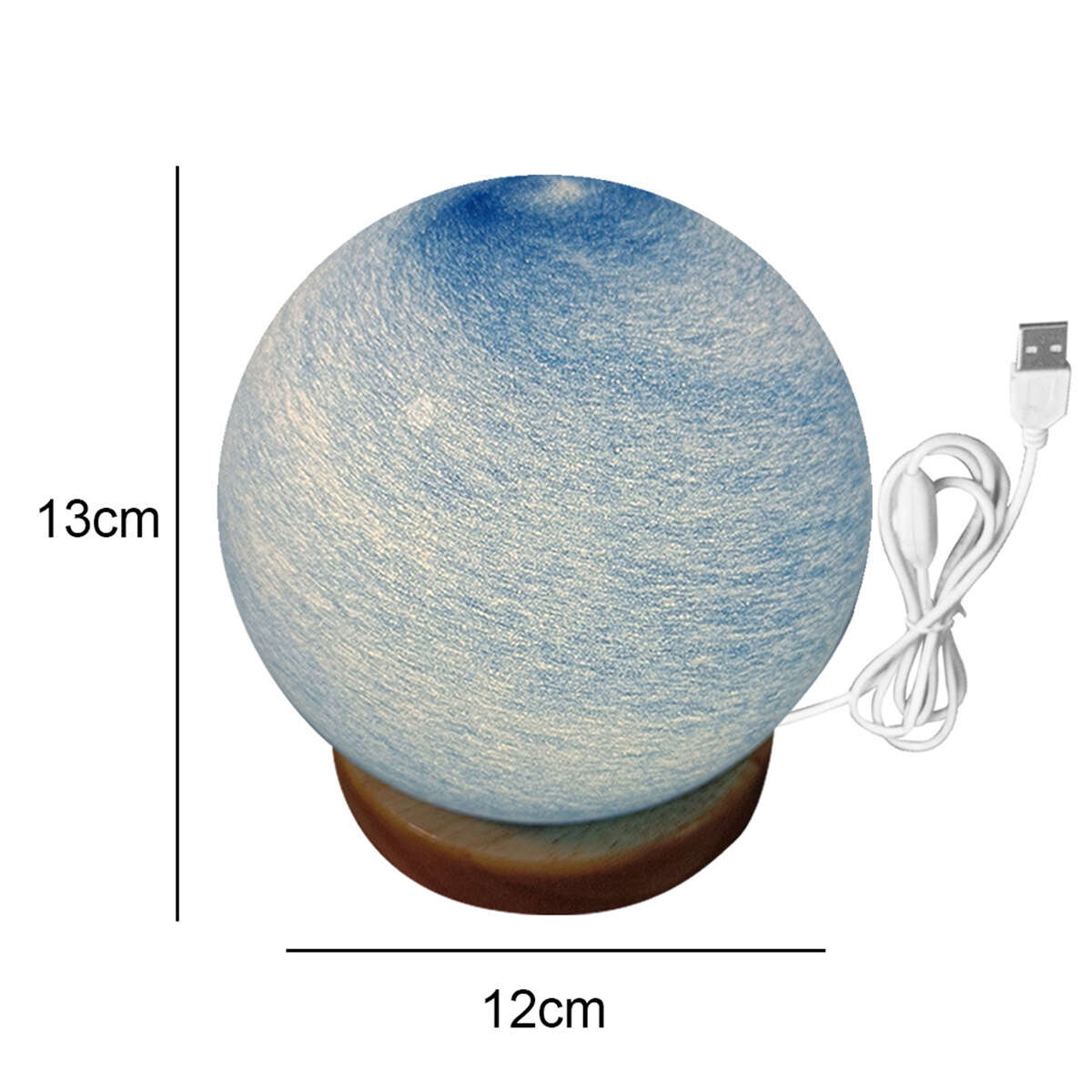 Eine blaue, runde Mondlampe mit Holzsockel. Ein USB-Kabel ist angebracht. Abmessungen sind beschriftet: 13 cm x 12 cm.