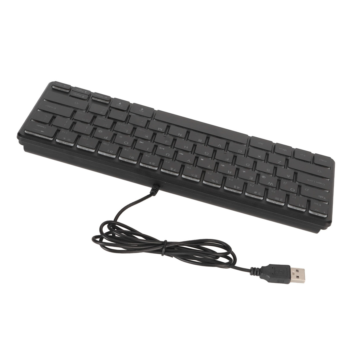 Schwarze kabelgebundene Tastatur mit USB-Anschluss. Die Tastatur ist auf weißem Hintergrund.
