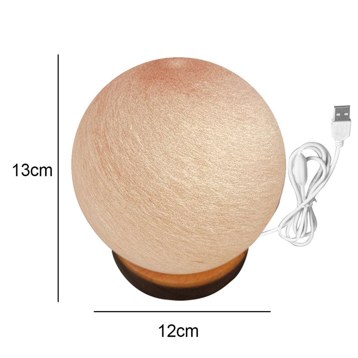 Eine runde Lampe mit beigem kugelförmigen Schirm und Holzsockel, mit USB-Kabel.