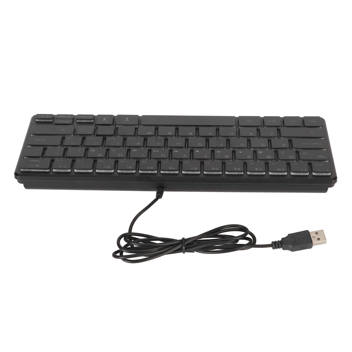 Eine schwarze Tastatur mit USB-Kabel, vor weißem Hintergrund.