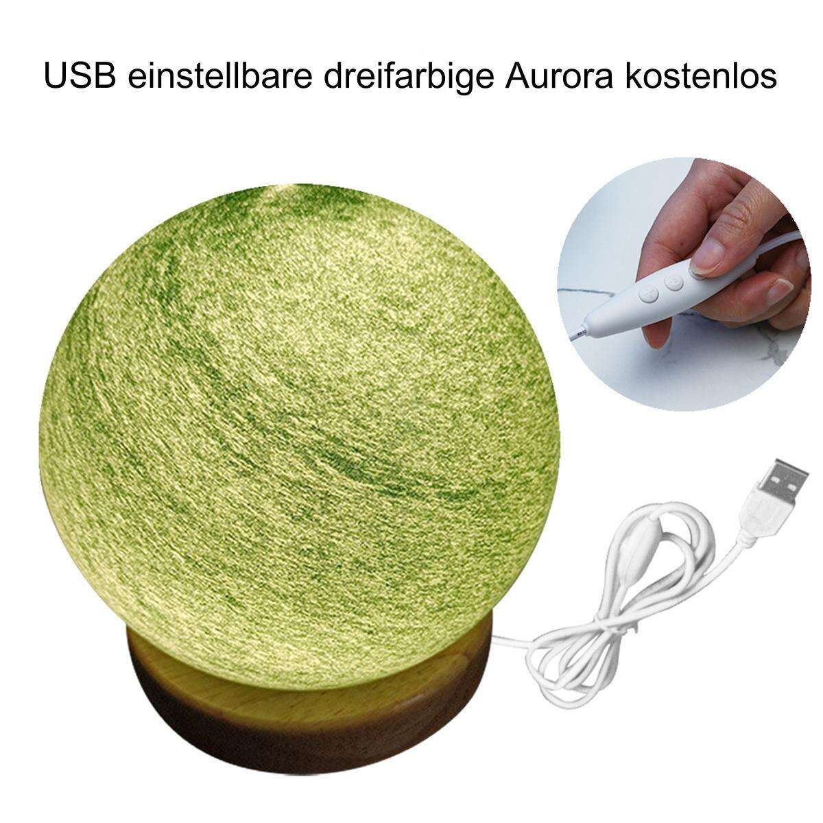 Grün gemusterte Kugel auf Holzsockel, mit weißem USB-Kabel. Hand mit Stift daneben.