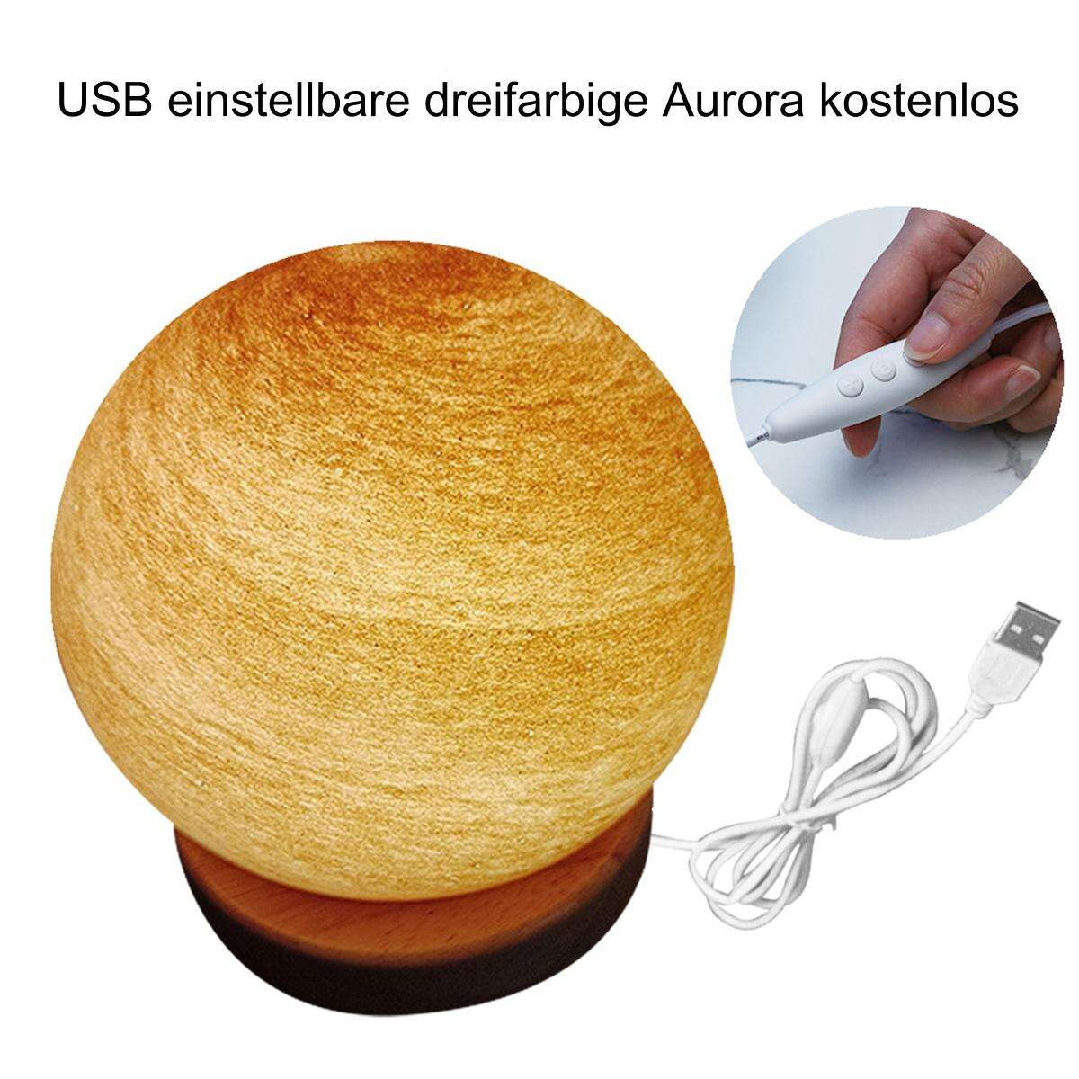 Eine kugelförmige Lampe mit Holzsockel und weißem USB-Kabel, eine Hand mit Stift.