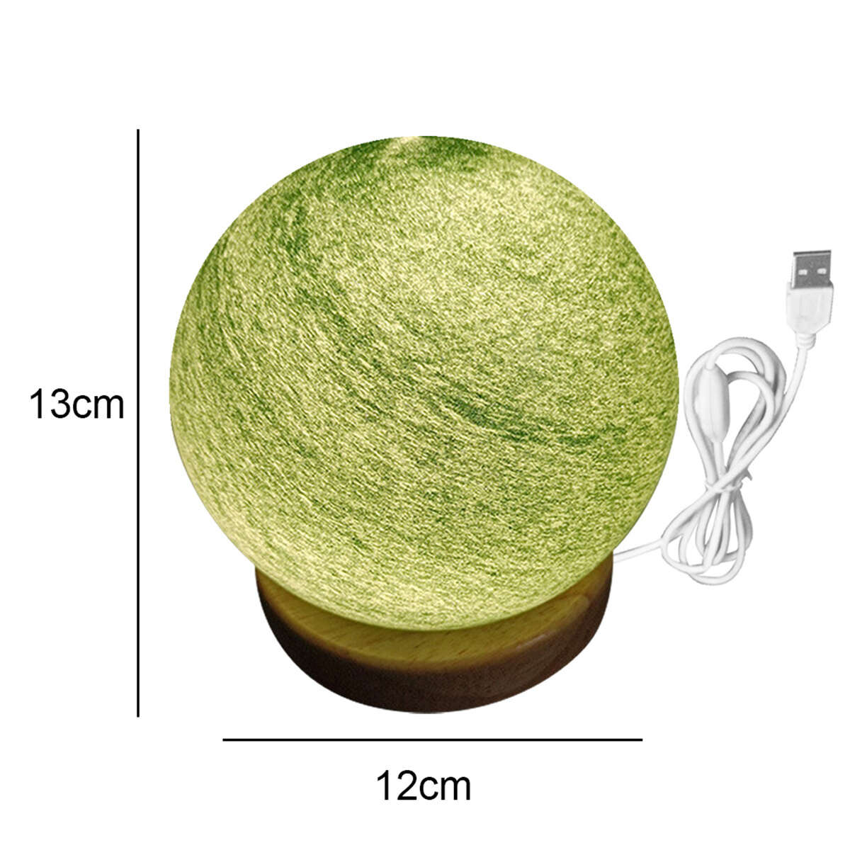 Eine mondförmige Lampe mit grün getönter Oberfläche und Holzsockel, mit USB-Kabel.