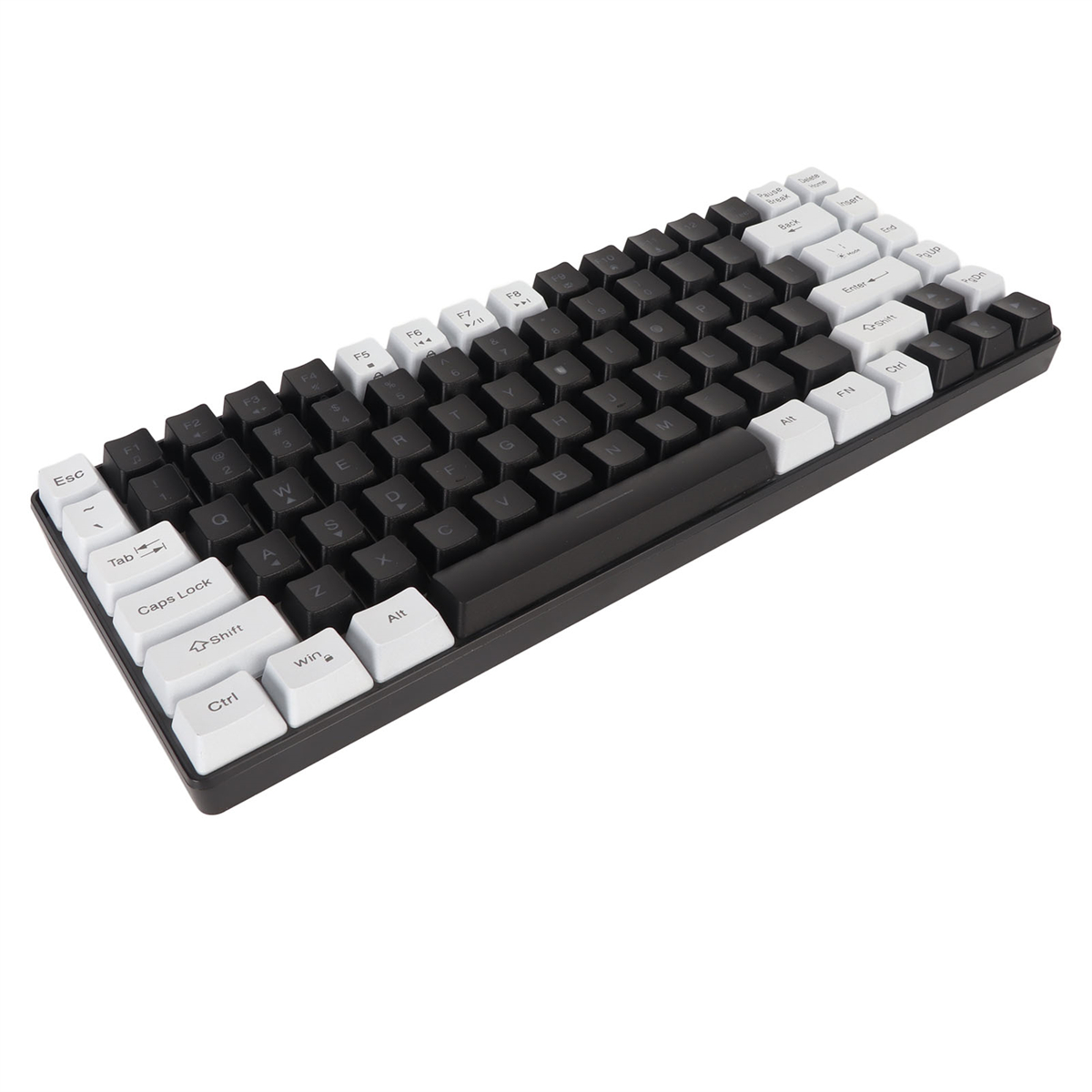 Schwarz-weiße mechanische Tastatur auf weißer Oberfläche. Tastenkappen sichtbar. Winkelaufnahme.