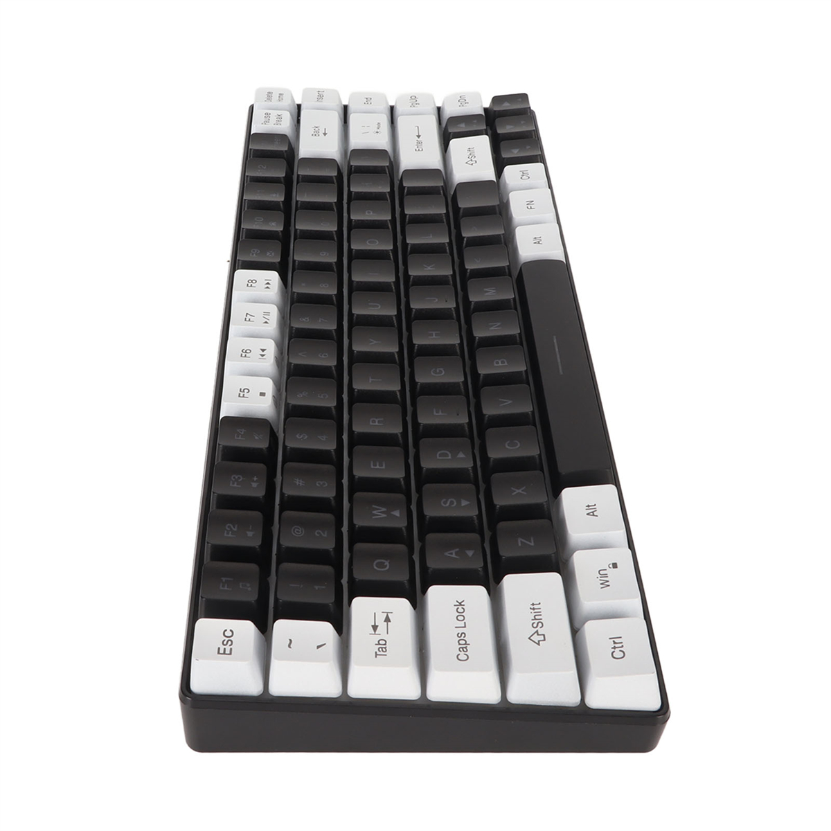 Schwarz-weiße mechanische Tastatur mit schwarzen Tasten und weißen Buchstaben.