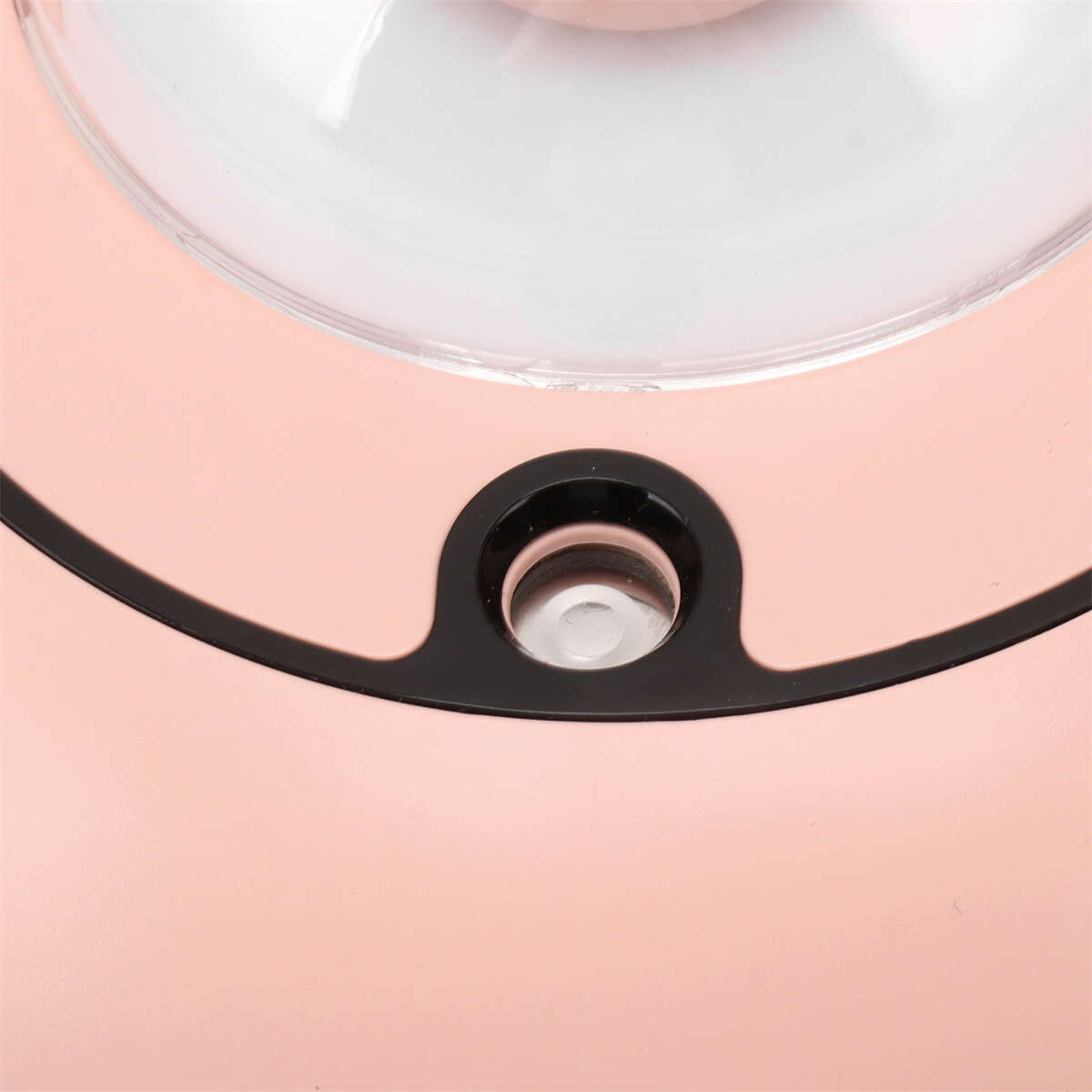 Nahaufnahme eines rosa Luftbefeuchters mit transparentem Deckel. Der obere Teil des Geräts ist sichtbar.