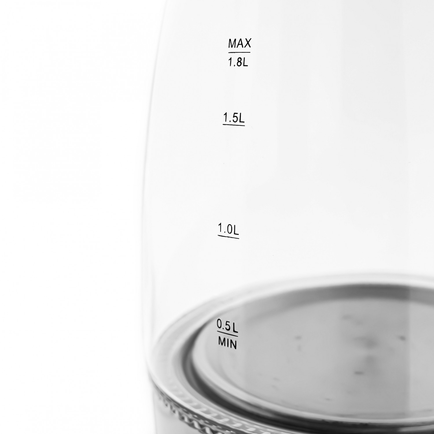 Klarer elektrischer Wasserkocher mit Wasserstandsanzeigen.