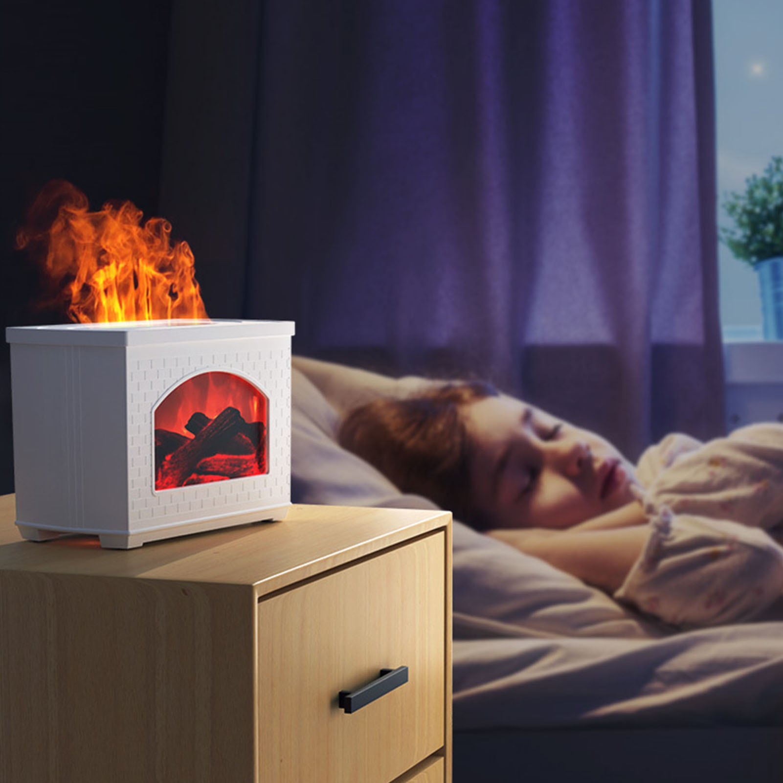 Ein weißes Nachtlicht im Kamin-Stil auf einem Nachttisch mit einer schlafenden Person.