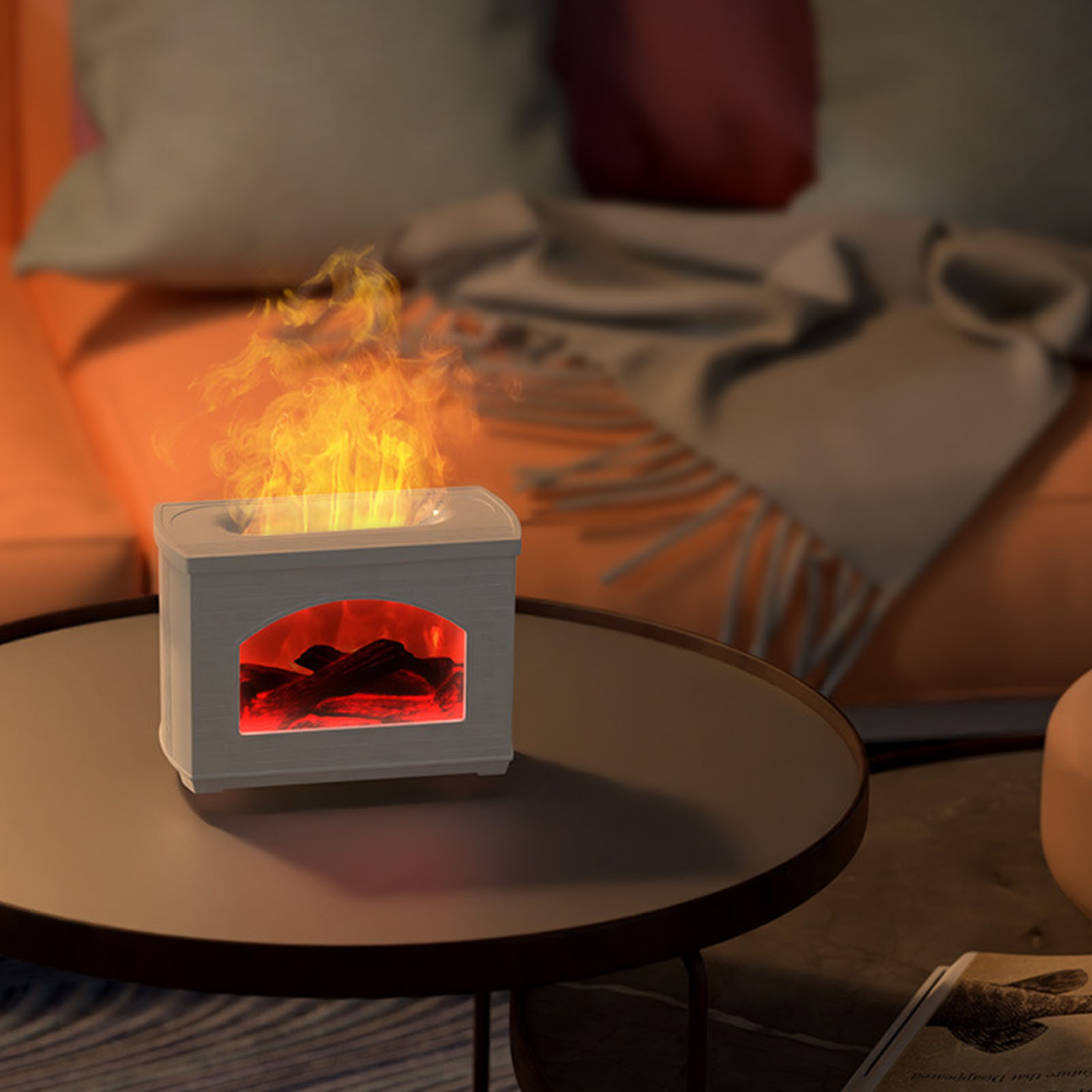 Dekorativer Kamin mit glühenden Flammen auf einem Tisch.