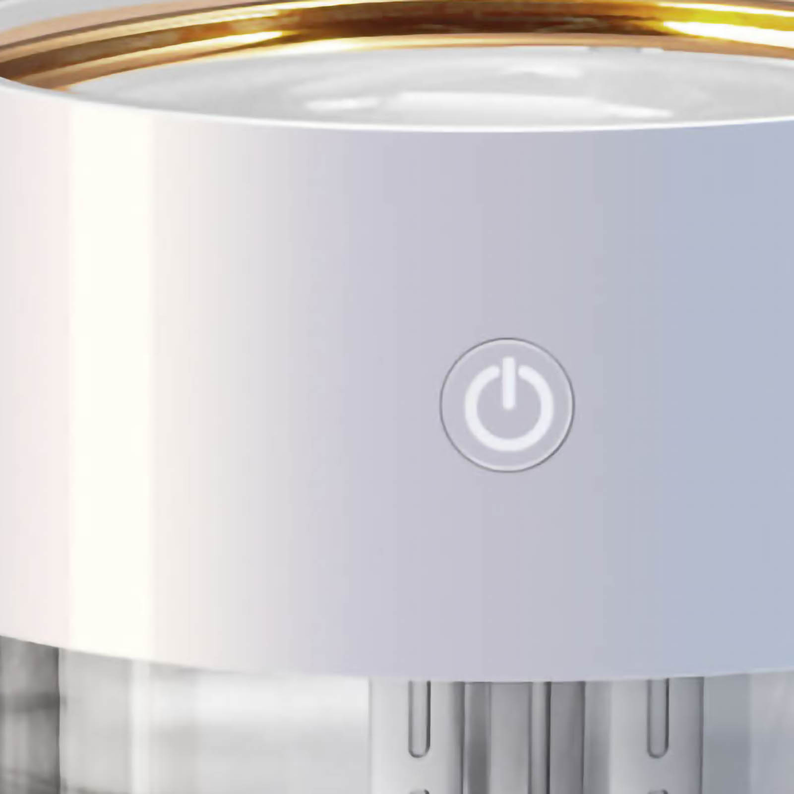 Nahaufnahme eines weißen Netzschalters auf einem weißen Gerät mit goldenem Ring.