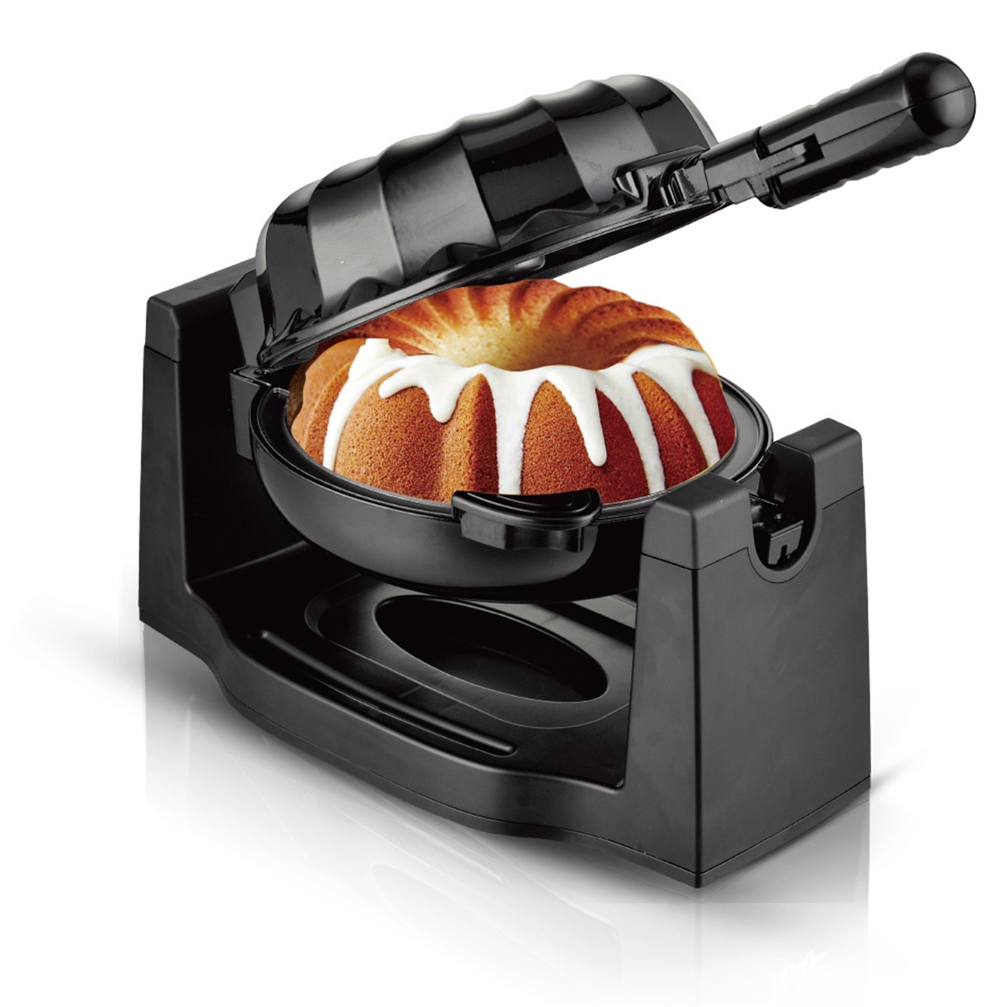 Schwarzer Gugelhupf-Maker mit Kuchen, bereit zum Backen, Griff geöffnet.