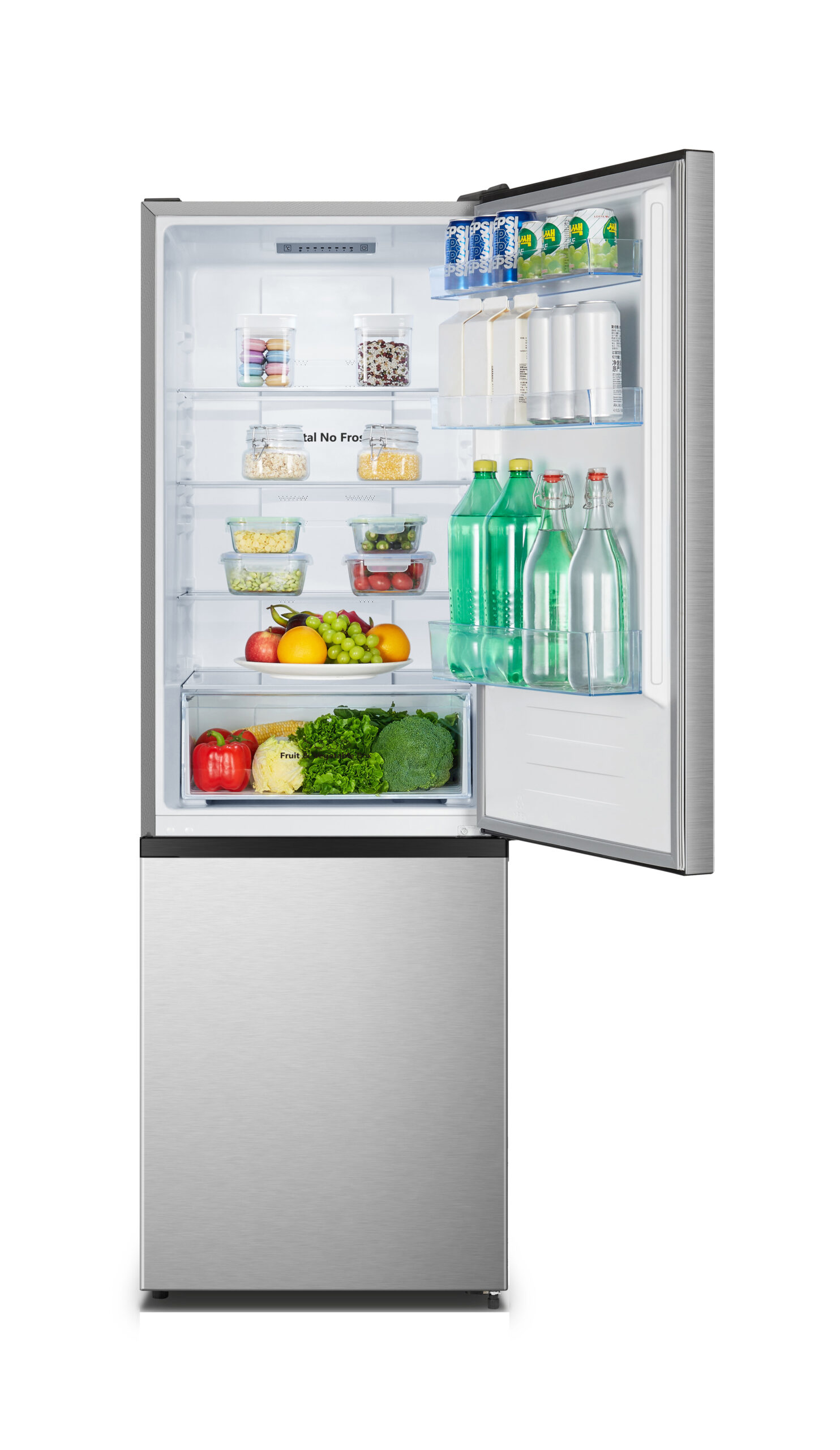 Refrigerador abierto de acero inoxidable que muestra estantes llenos de alimentos y botellas.
