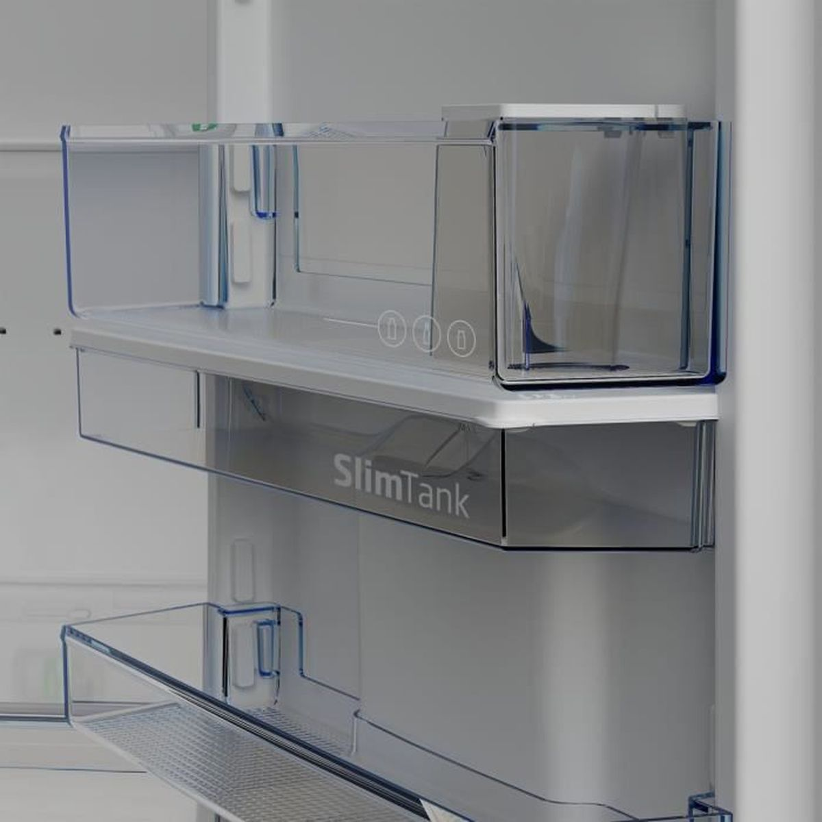 Kühlschrankinnenraum mit durchsichtigen Regalen und Schubladen. Das SlimTank-Logo ist sichtbar.