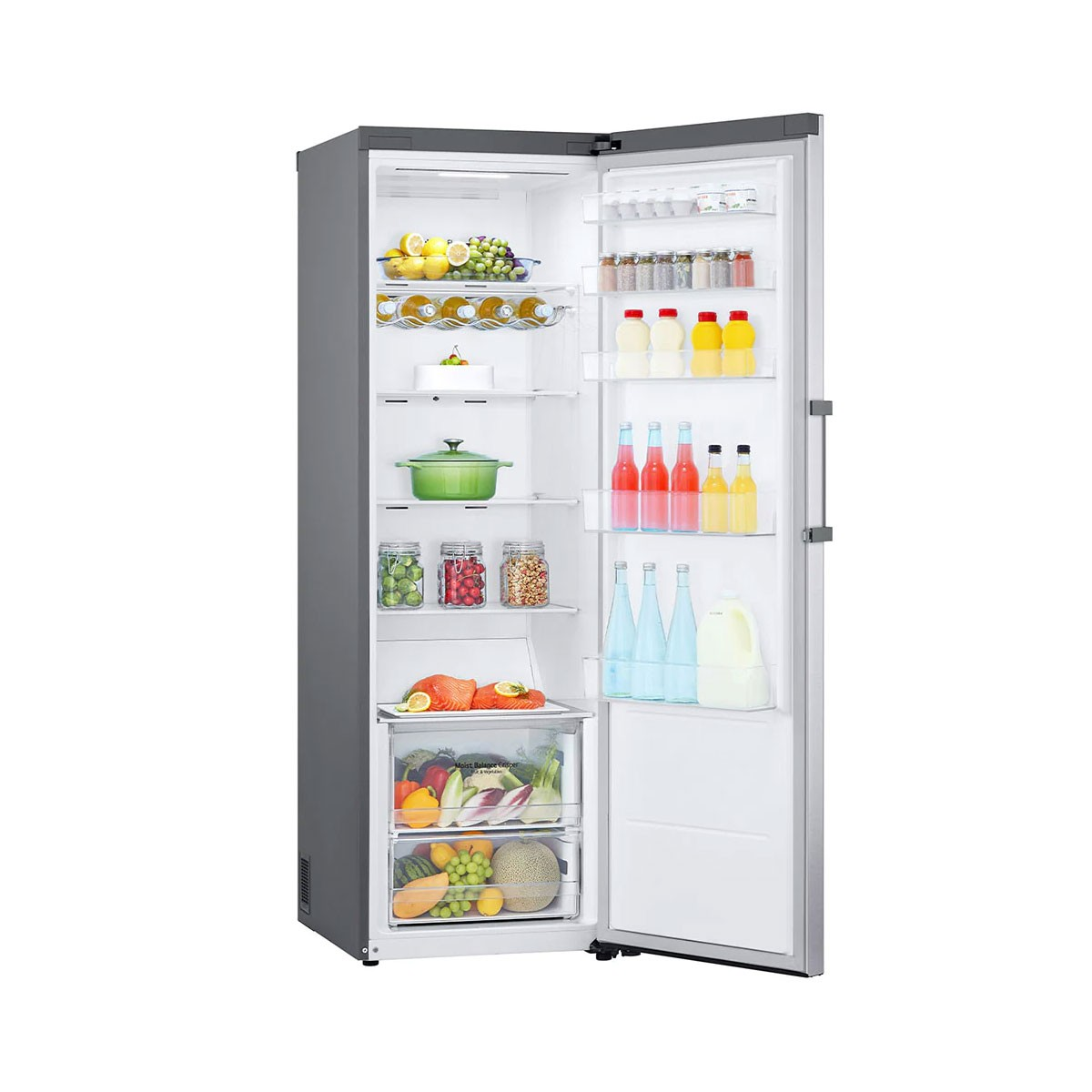 Un refrigerador plateado está abierto, revelando estantes con comida y bebidas.
