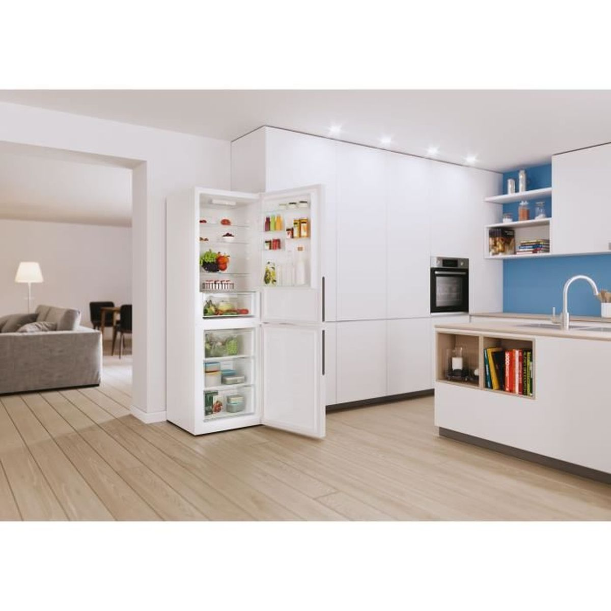 Frigorifero bianco aperto in una cucina moderna. La cucina ha pavimenti in legno e armadi bianchi.