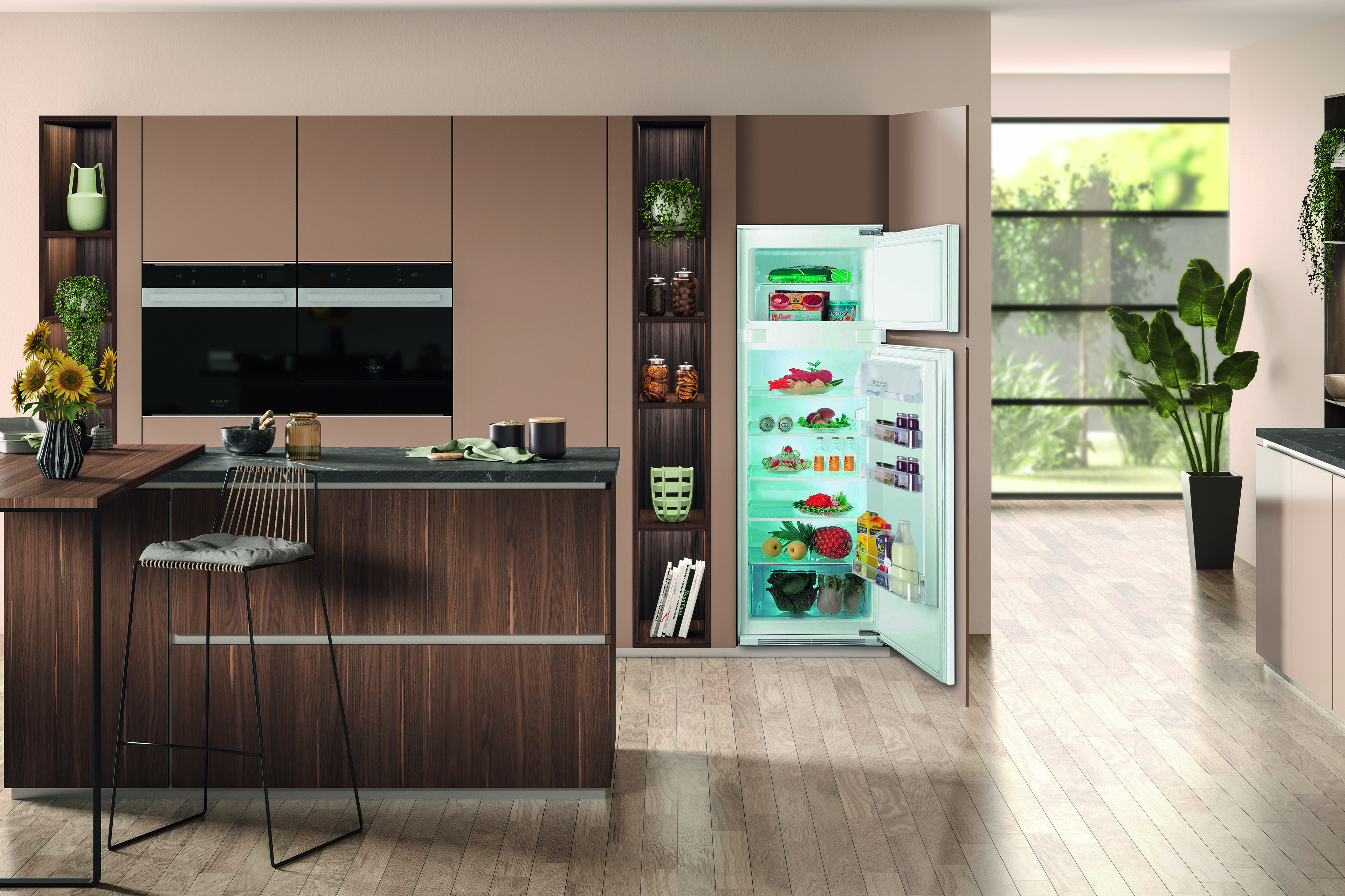 Küche mit Kühlschrank. Die Kühlschranktür ist geöffnet und mit Lebensmitteln gefüllt.