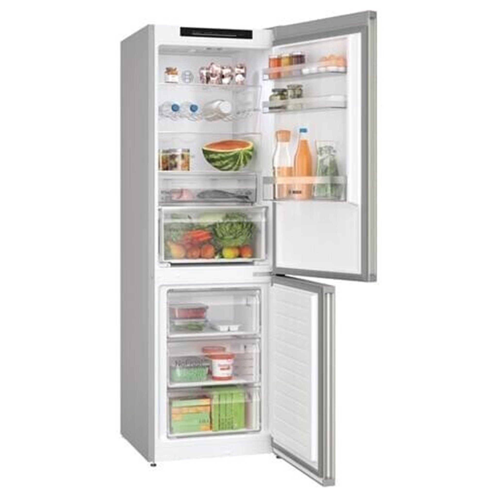 Refrigerador con puertas abiertas, mostrando estantes con alimentos, como frutas, botellas y verduras.