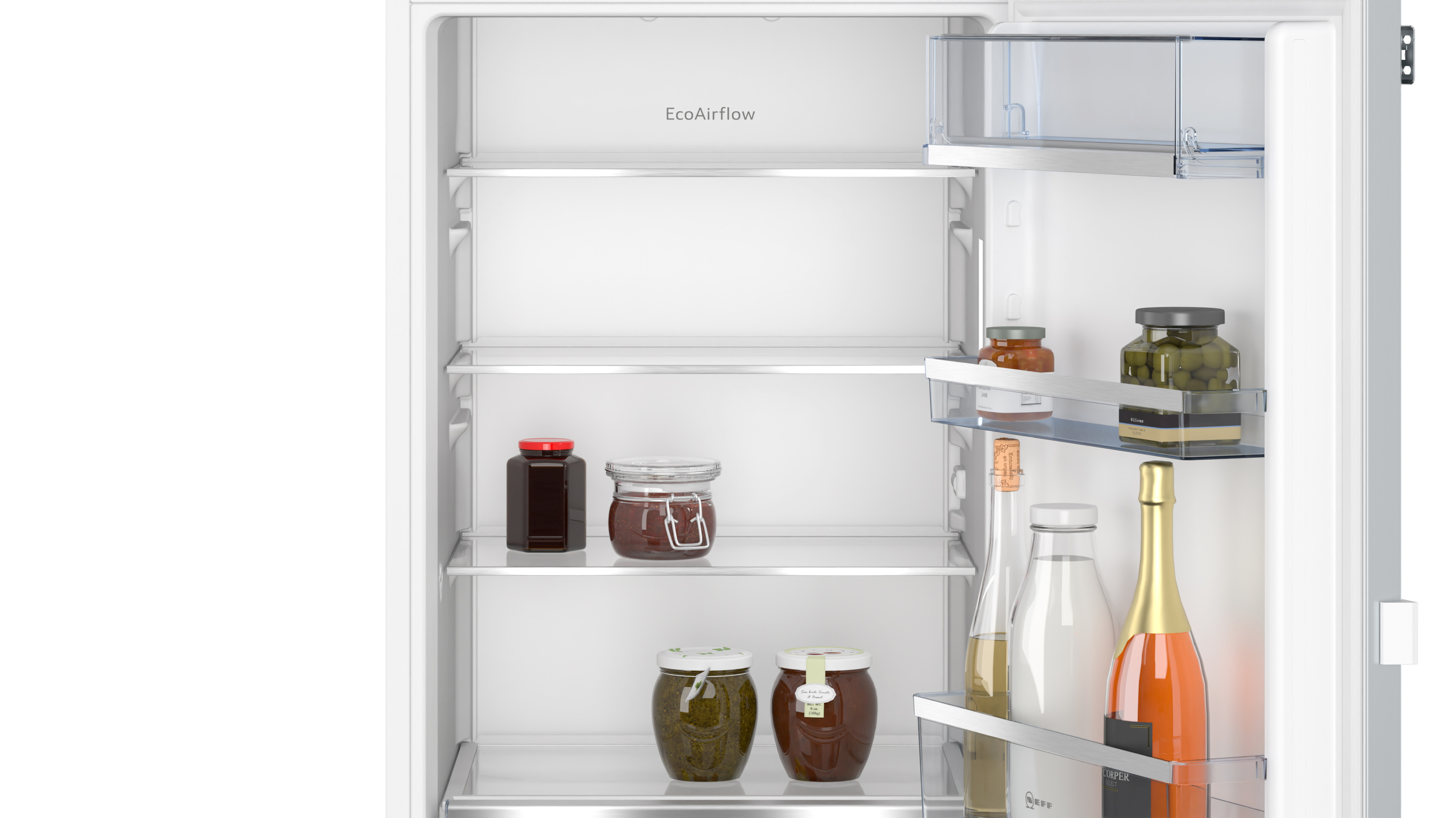 Un frigorifero con barattoli e bottiglie sugli scaffali, con l'etichetta EcoAirflow visibile.