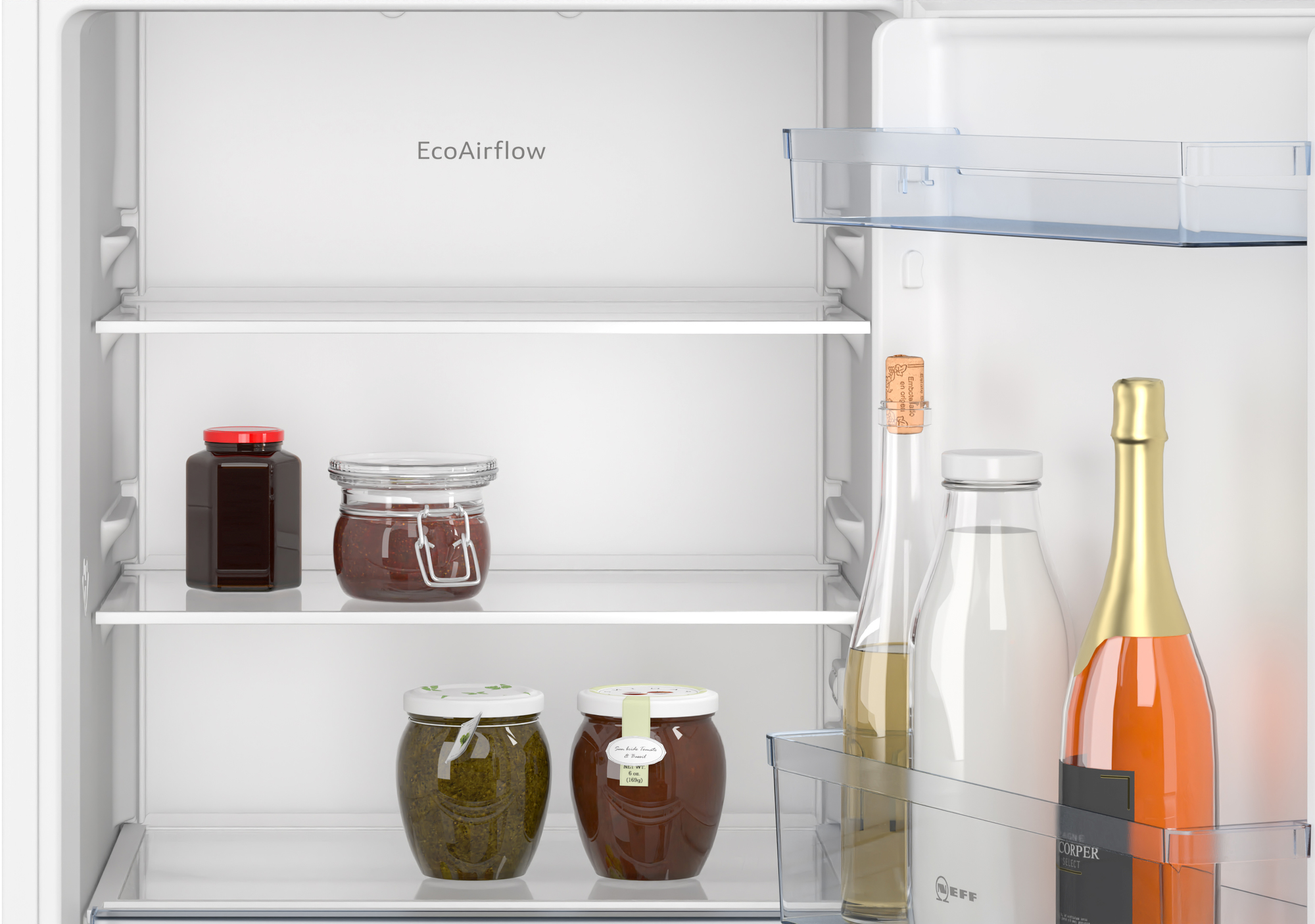 Un interno del frigorifero aperto con ripiani, barattoli e bottiglie contenenti alimenti.