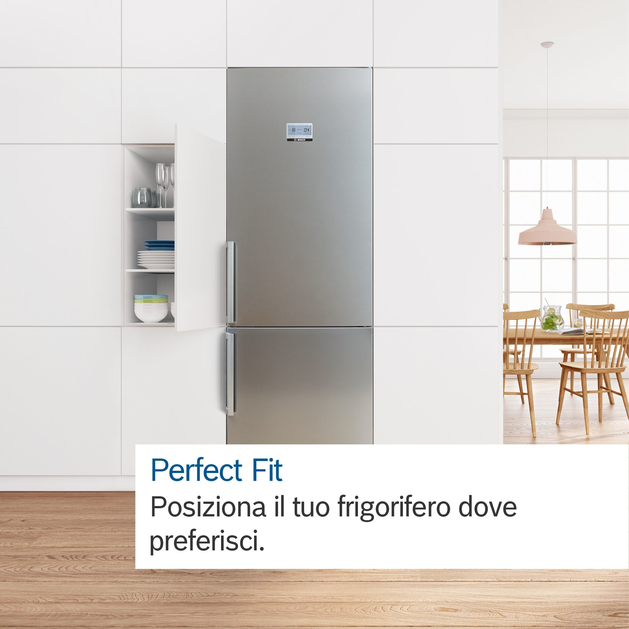 Una cucina moderna con frigorifero. Il frigorifero è aperto. C'è una zona pranzo sullo sfondo.