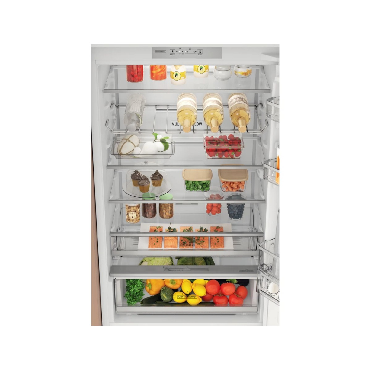 Interior de una nevera lleno de alimentos en estantes y cajones.