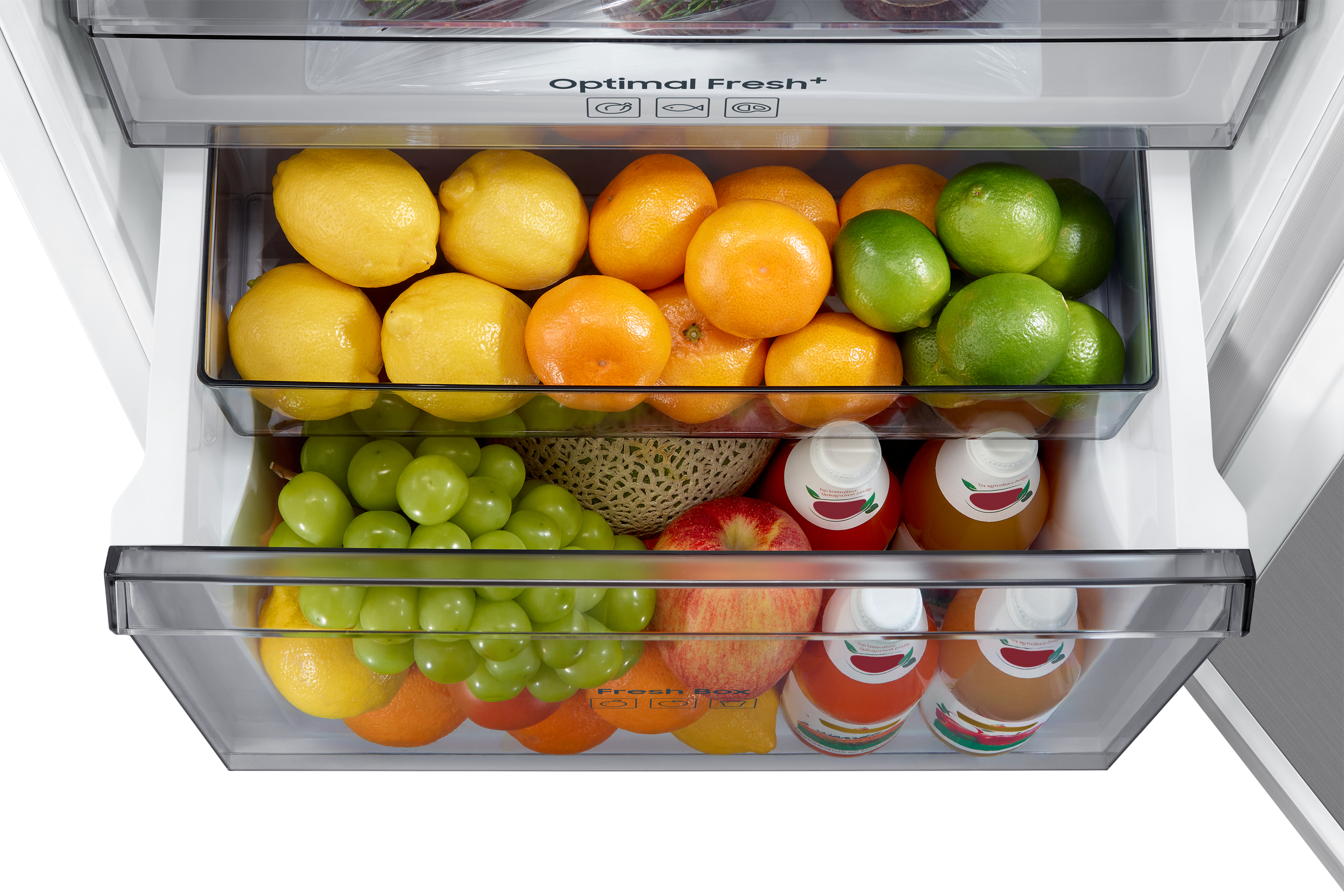 Koelkastladen gevuld met verschillende soorten fruit en flessen.