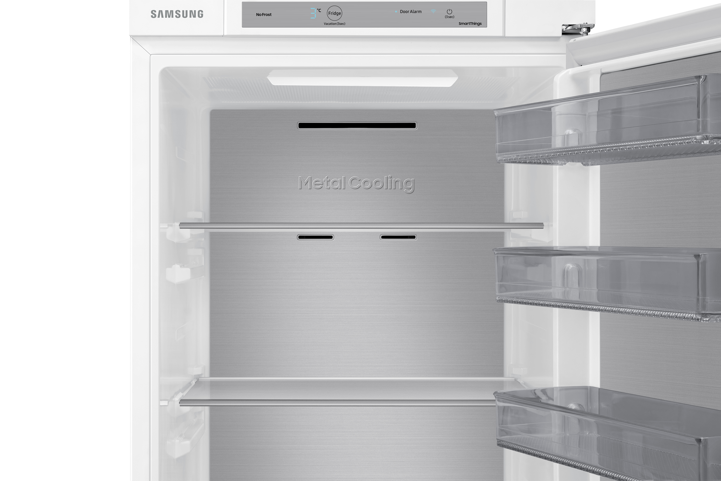 Witte koelkastinterieur met metalen achterpaneel, planken en laden, gelabeld 'Metal Cooling' door Samsung.