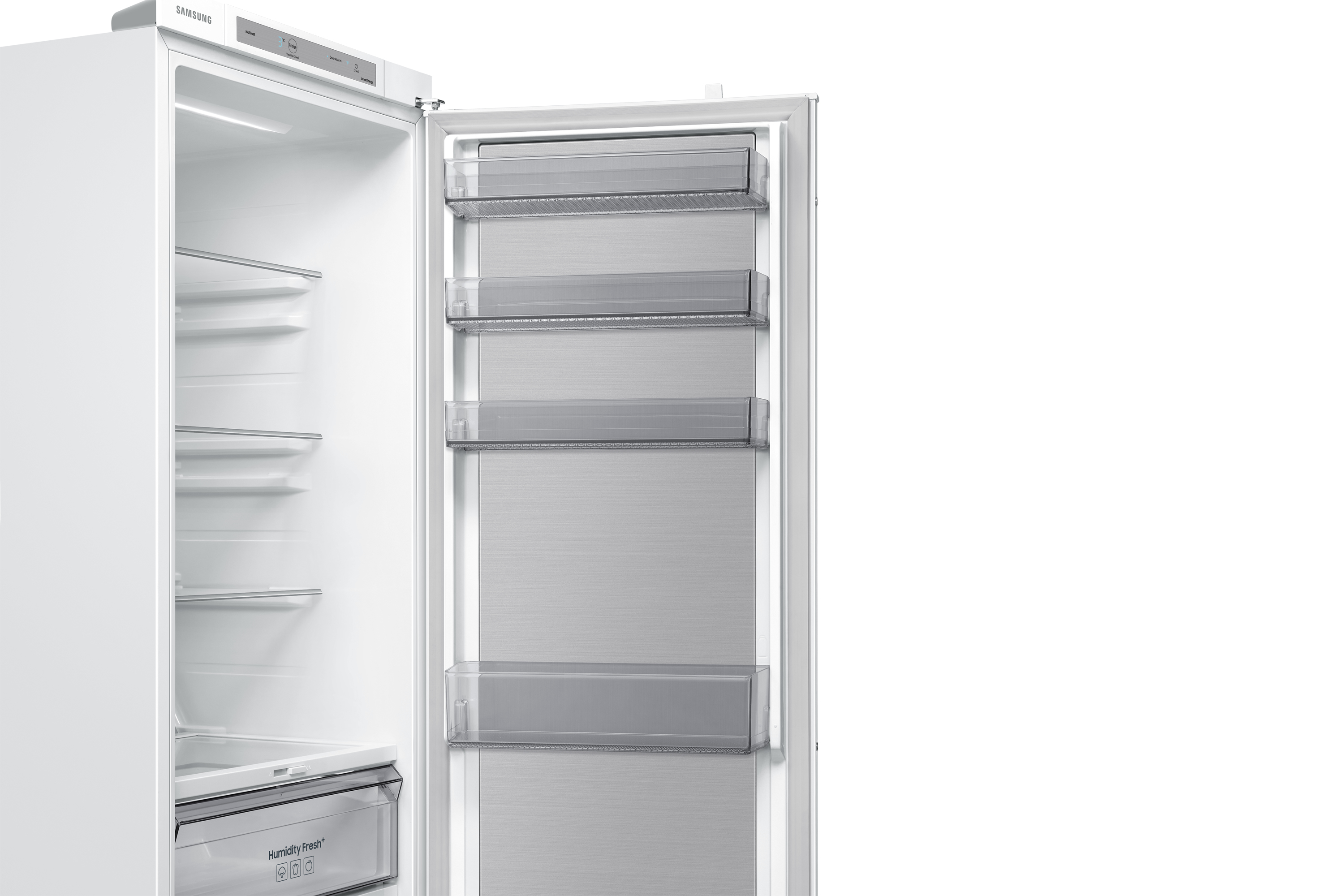Open witte koelkast met planken en laden, met interne opslagruimte.