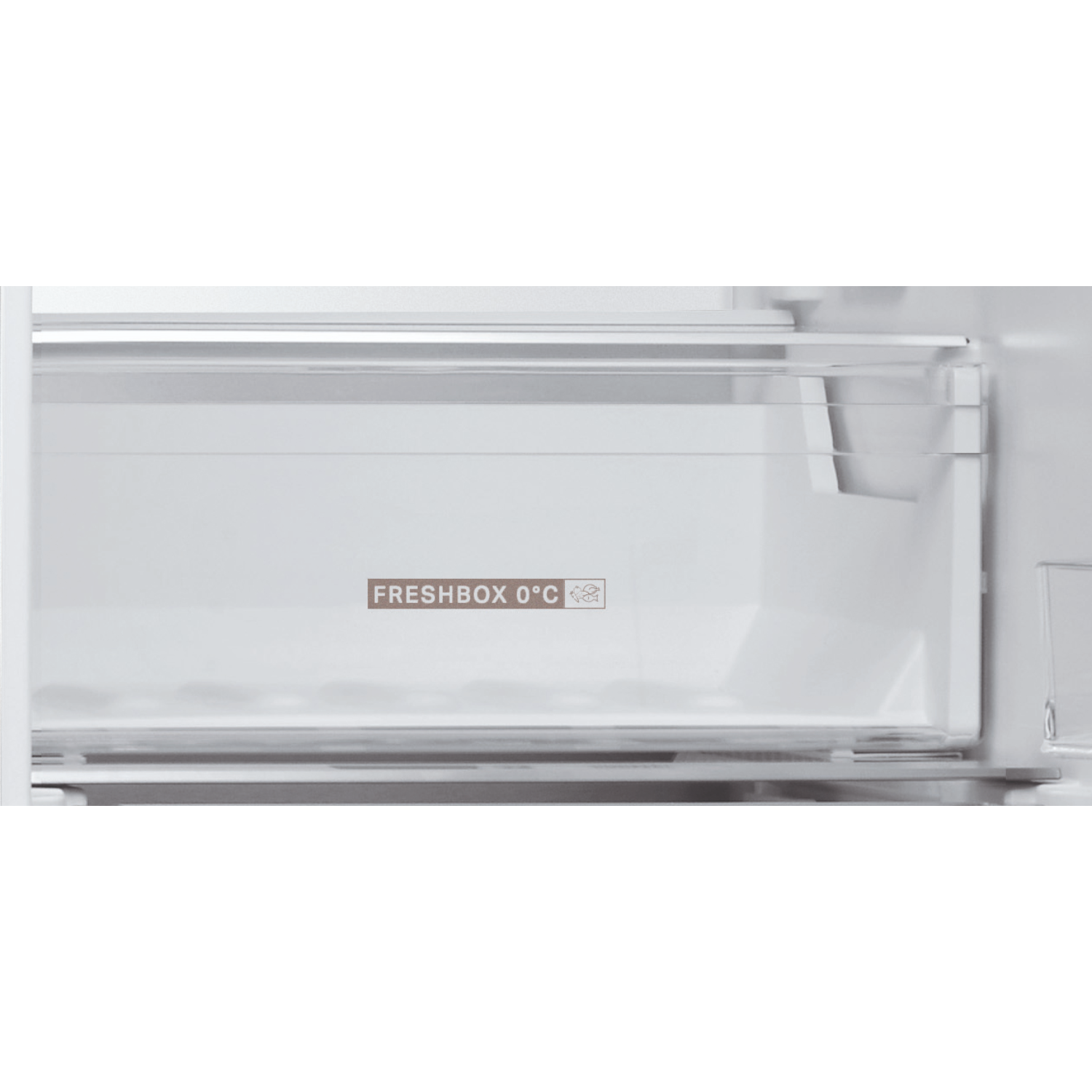 Scomparto frigorifero bianco con etichetta 'FRESHBOX 0°C', contenitori trasparenti visibili.