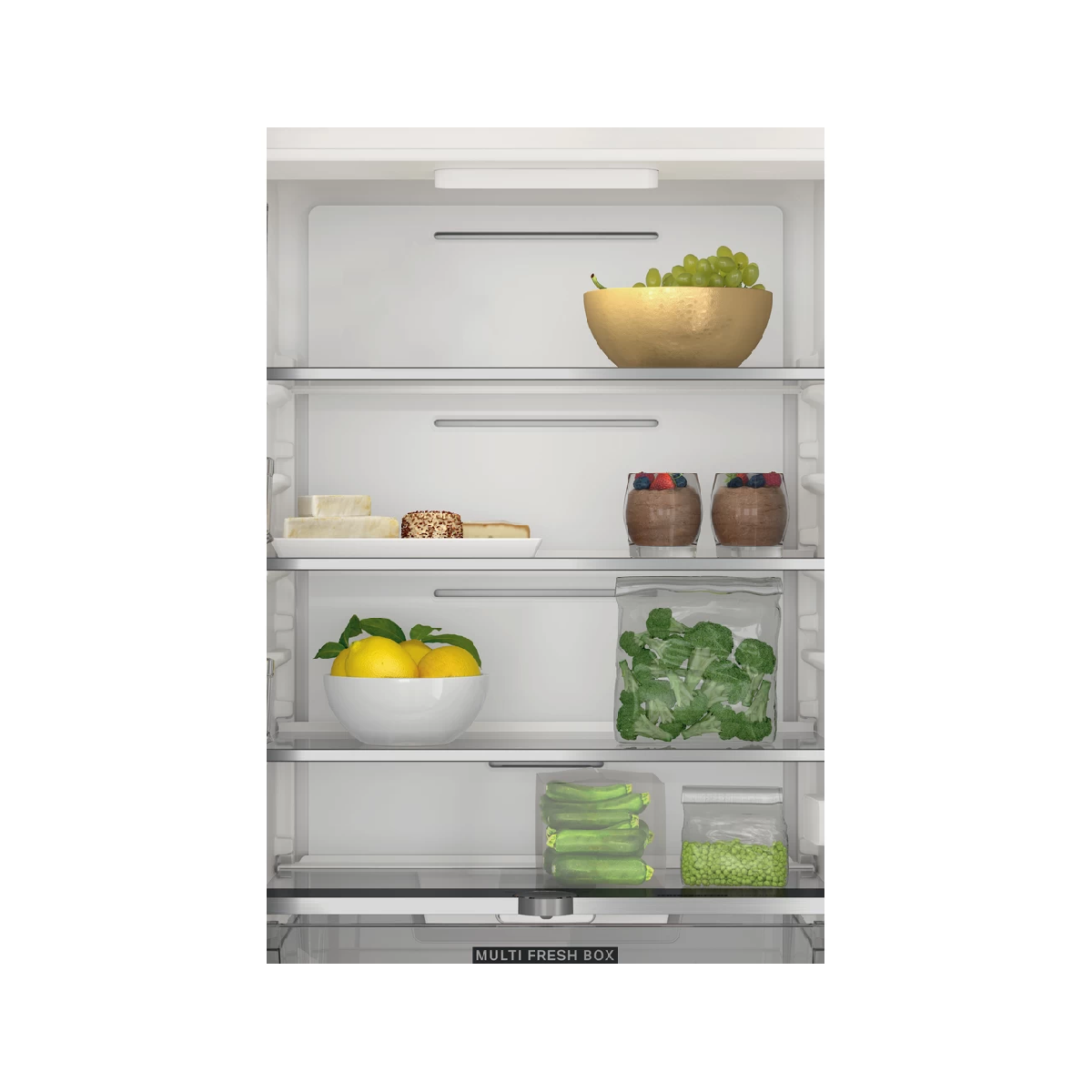 Primer plano del interior del refrigerador. Estantes con frutas, queso y verduras. Se ven uvas y verduras.