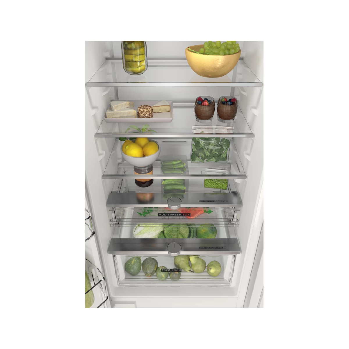 Interior de un refrigerador lleno de alimentos. Estantes de vidrio. Frutas, verduras y frascos son visibles.