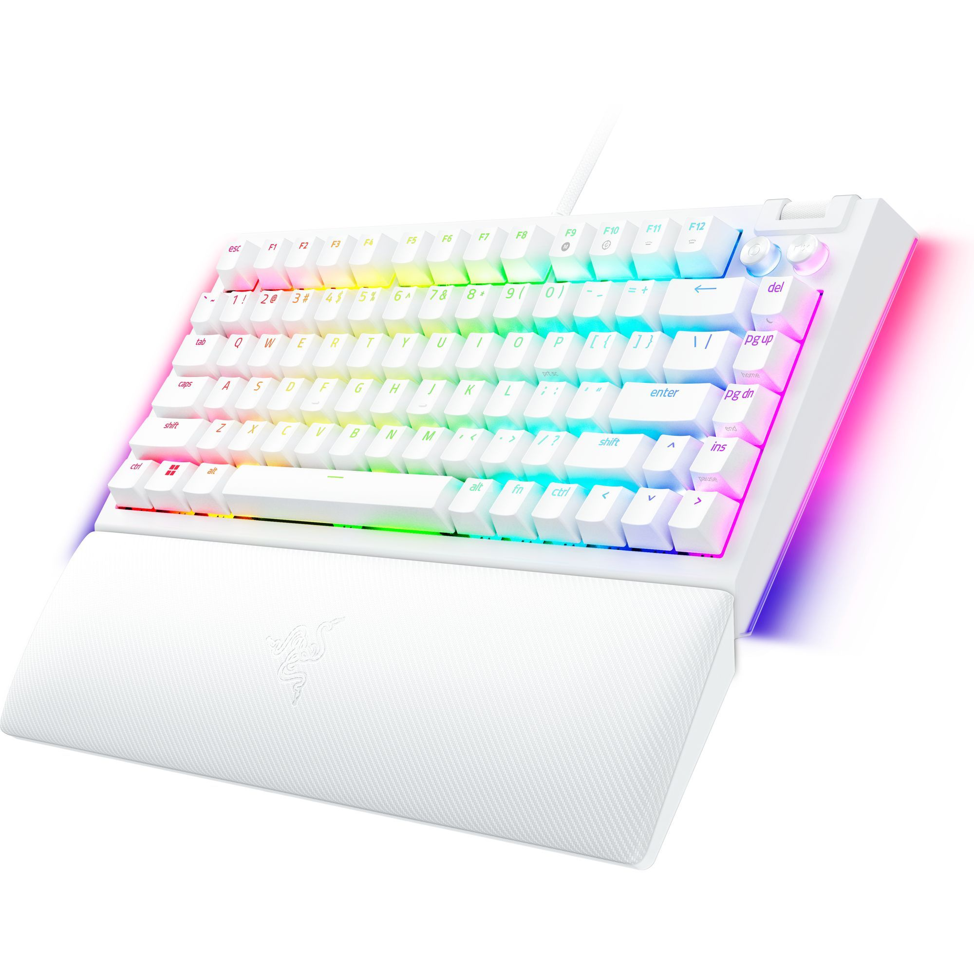 Een wit toetsenbord met RGB-verlichting, een polssteun en letters op de toetsen.