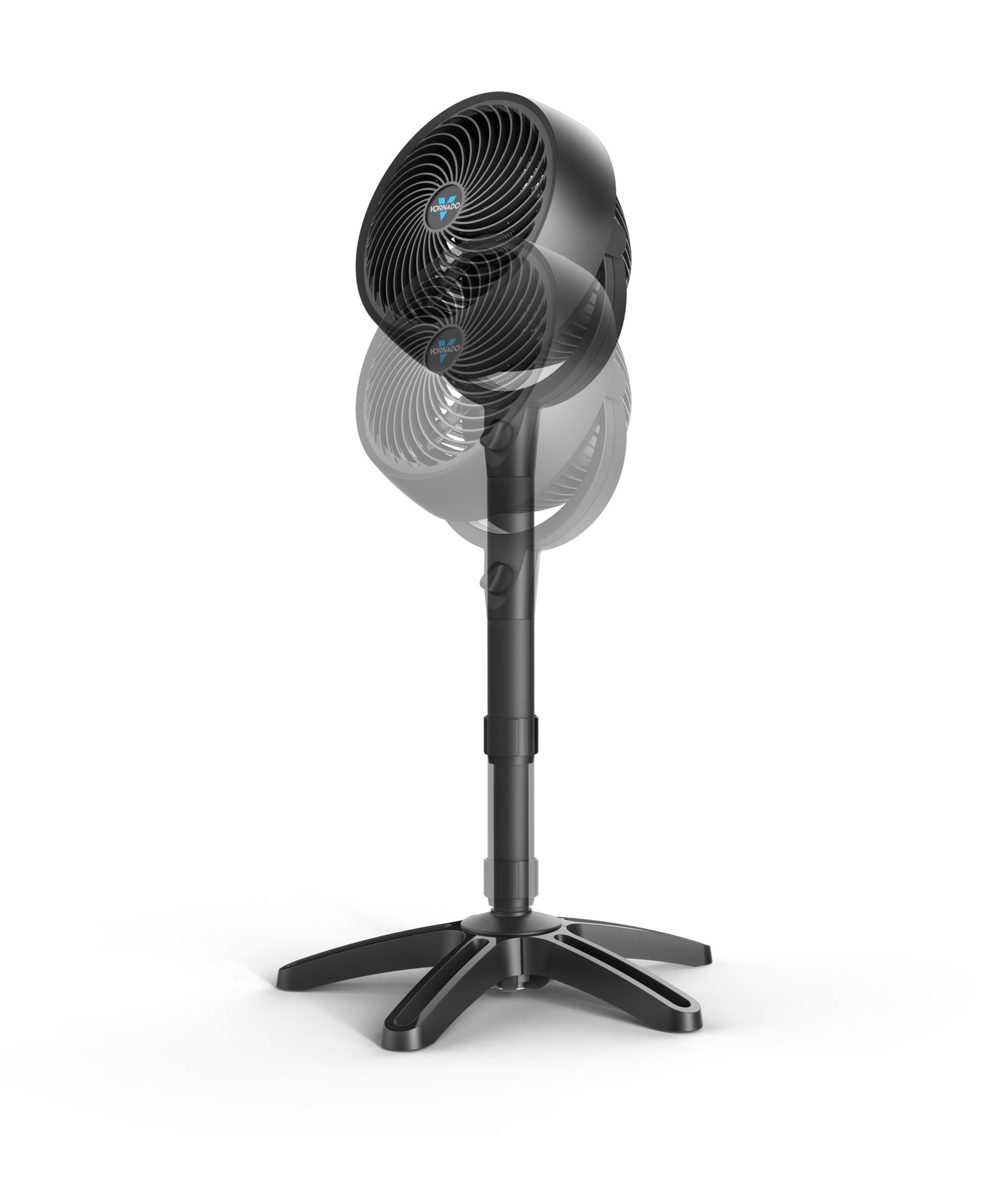 Schwarzer Standventilator mit rundem Ventilatorkopf, auf einem schwarzen Ständer. Der Ventilator ist geneigt.