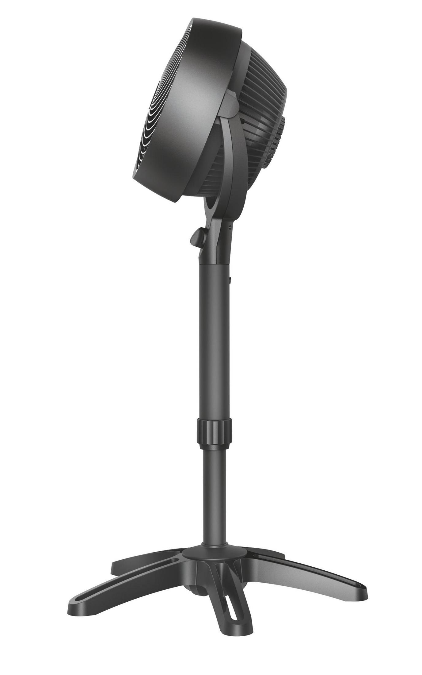 Ein schwarzer Standventilator auf weißem Hintergrund, Seitenansicht. Der Lüfter ist höhenverstellbar.
