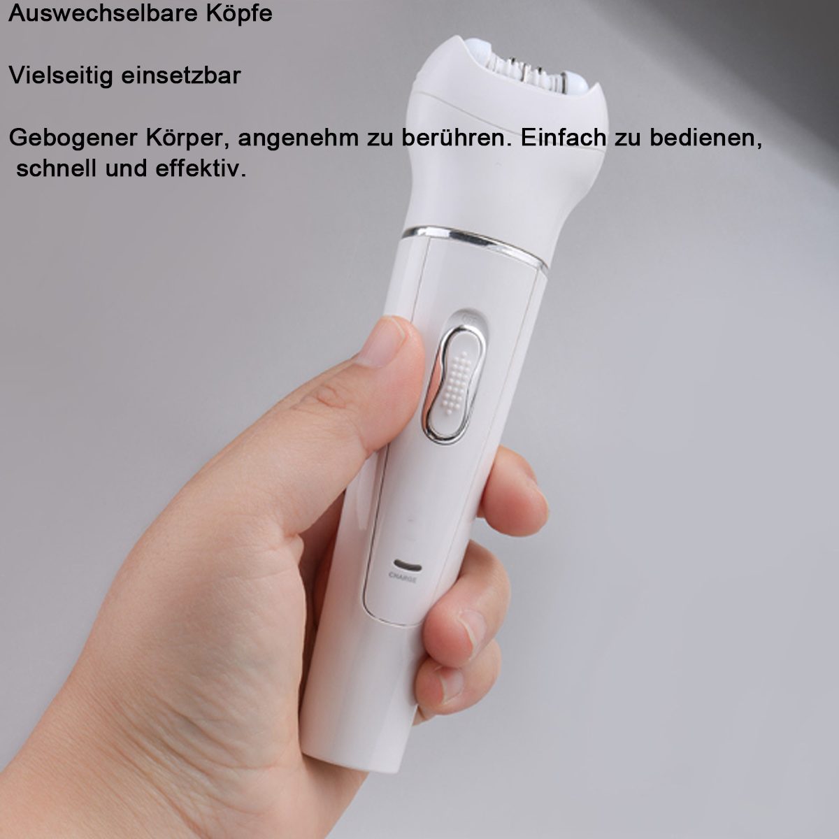 Eine Hand hält einen weißen Elektrorasierer mit deutschem Text. Der Rasierer hat ein silbernes Band.