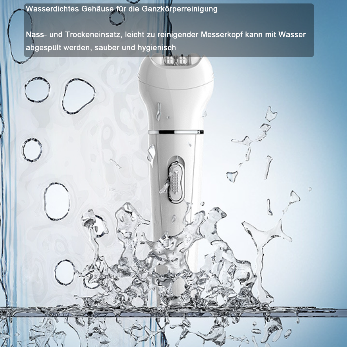 Weißer Elektrorasierer mit Wassertropfen. Blaues Wasser im Hintergrund. Text oben.