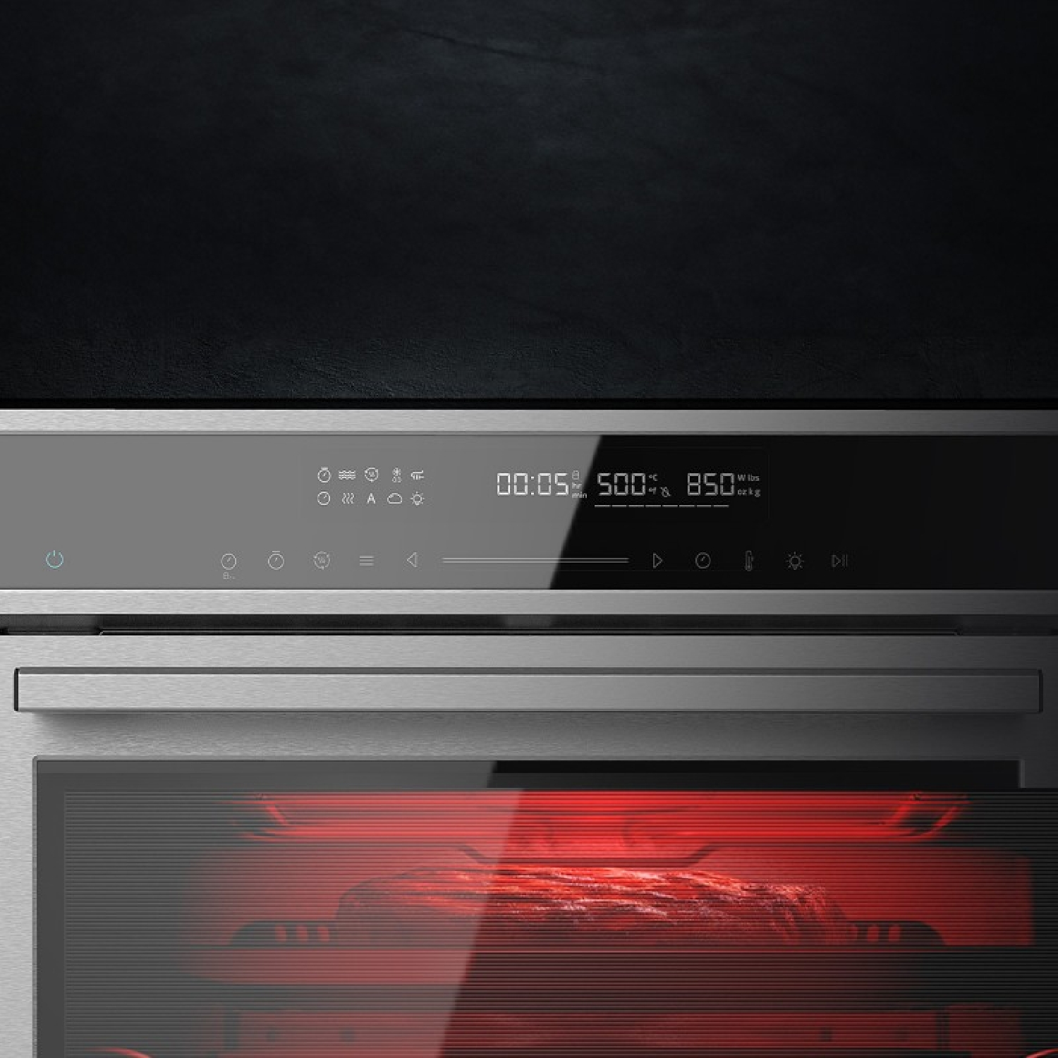 Primer plano de una pantalla digital de horno que muestra el temporizador, la temperatura y la configuración. Luz roja dentro.