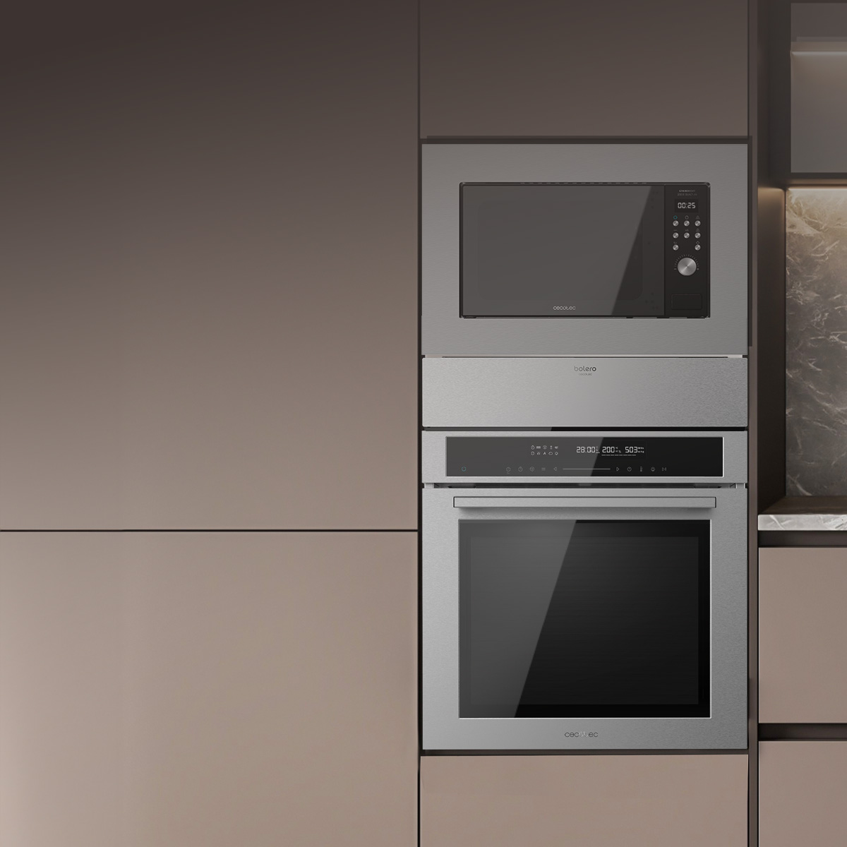 Microondas y horno empotrados en un mueble de cocina. Los electrodomésticos son plateados. Puertas marrones rodean.