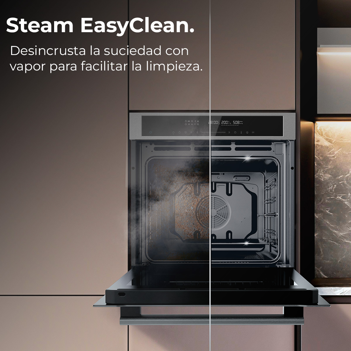 Interior de un horno que muestra la limpieza a vapor. La puerta del horno está abierta y el interior está dividido por la mitad.