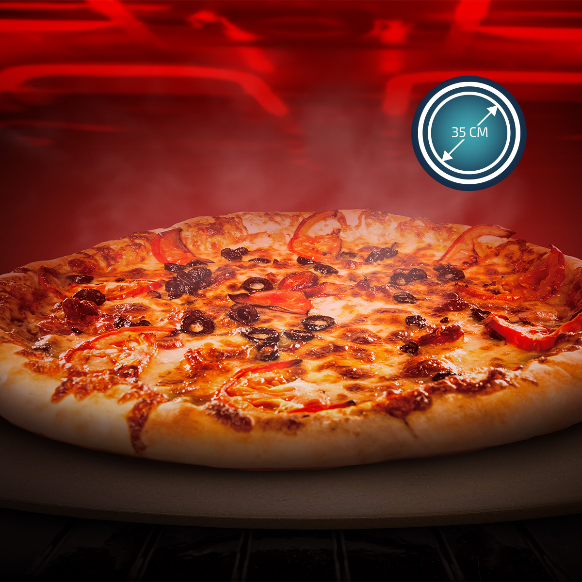 Pizza en un horno. Es redonda, con ingredientes y un indicador de tamaño de 35 cm.