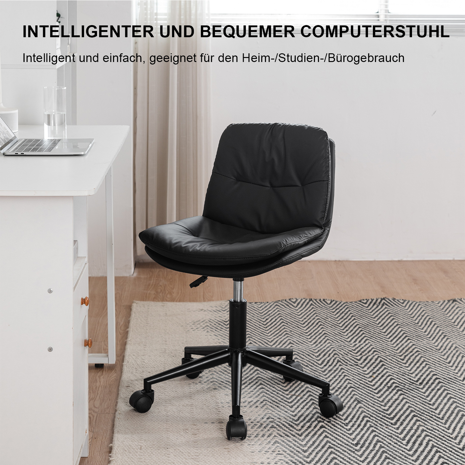 Schwarzer Bürostuhl aus Leder auf Rädern. Er steht in der Nähe eines weißen Schreibtischs. Auf dem Boden liegt ein gemusterter Teppich.