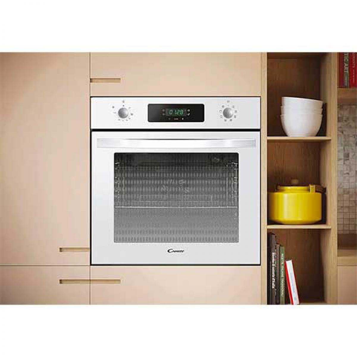 Horno blanco empotrado en armario. Perillas y pantalla digital visibles.