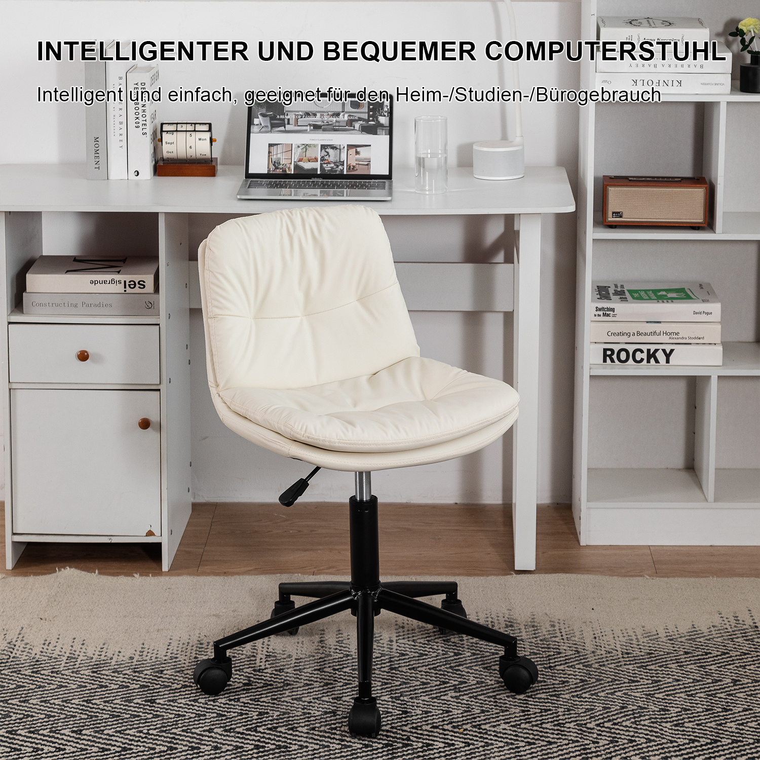 Ein cremefarbener Bürostuhl mit schwarzem Untergestell und Rollen, vor einem weißen Schreibtisch stehend.